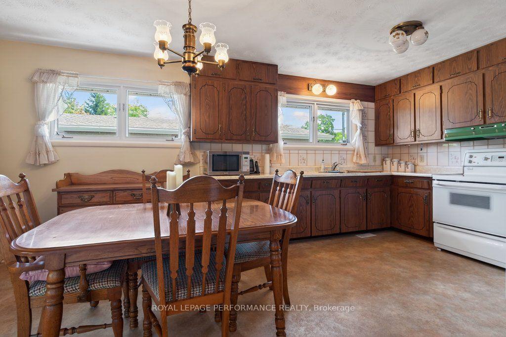 Photo 15 of 2184 Melfort Street, Ottawa, Hawthorne Meadows — HOMEH