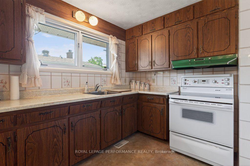 Photo 16 of 2184 Melfort Street, Ottawa, Hawthorne Meadows — HOMEH