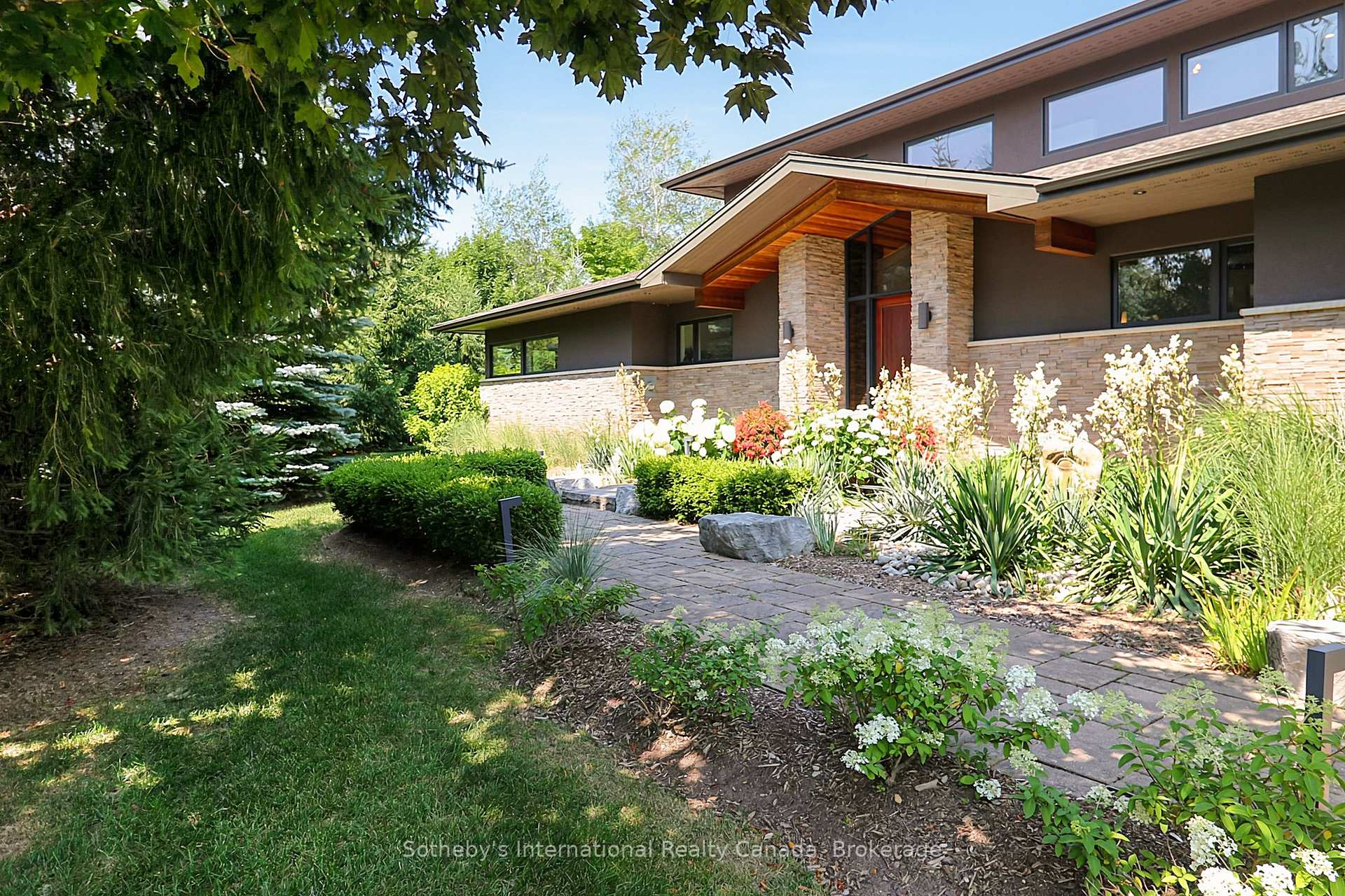 Photo 2 of 4 Holly Court, Collingwood — HOMEH