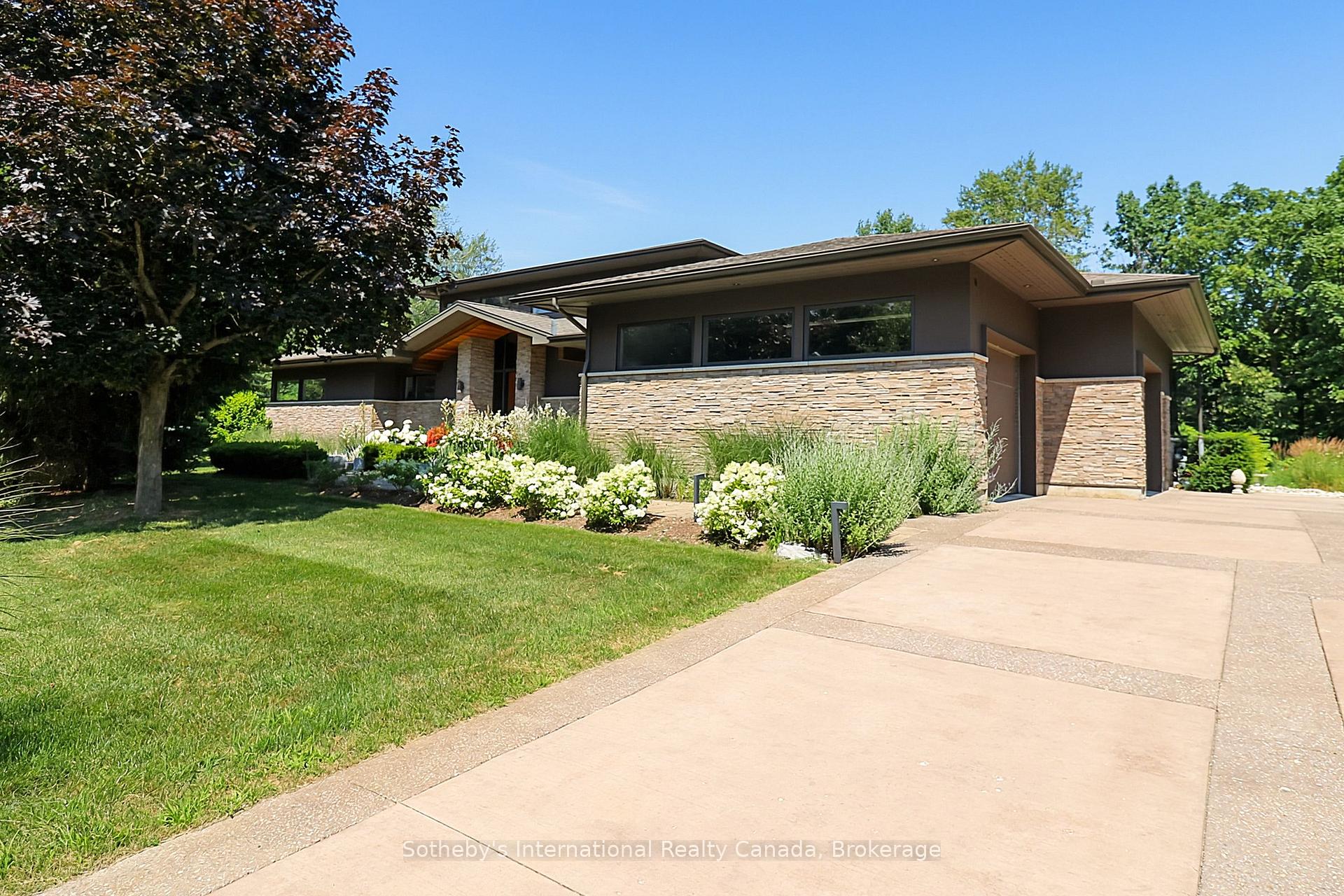 Photo 5 of 4 Holly Court, Collingwood — HOMEH