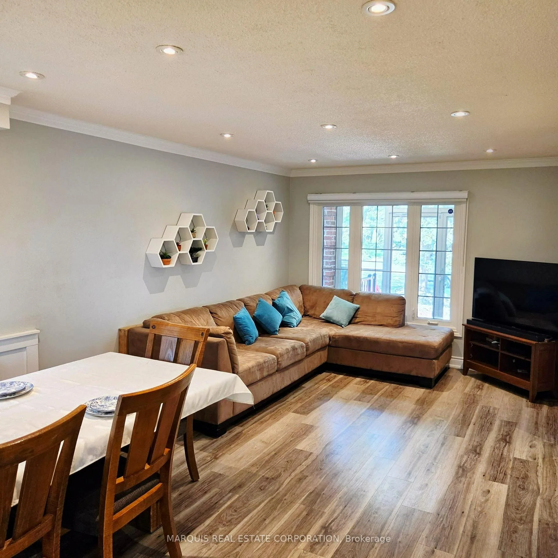 Photo 6 of 198 Forsyth Road, Newmarket, Bristol-London — HOMEH