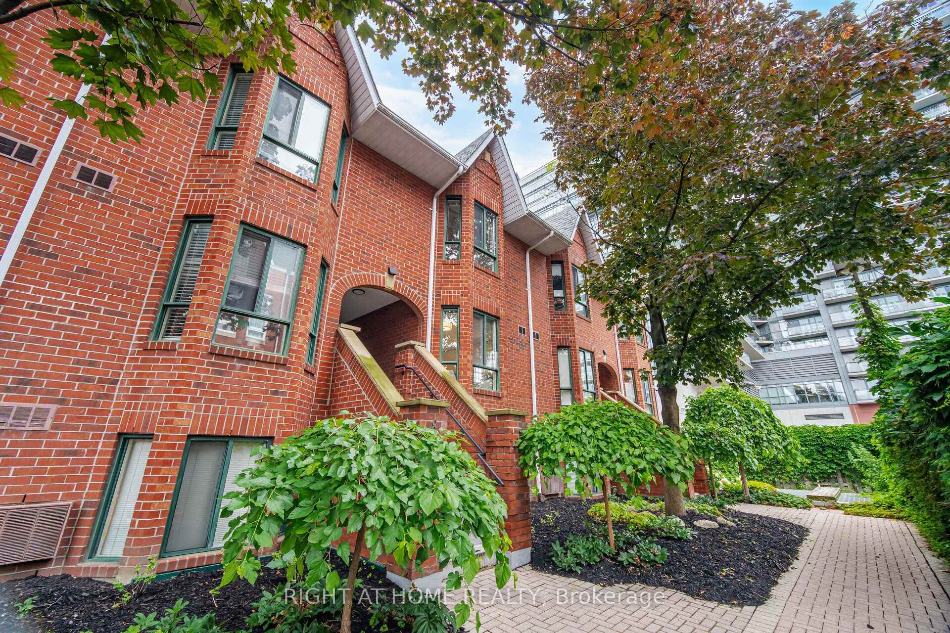 Photo 2 of Unit TH 8A, 801 King Street, Toronto, Niagara — HOMEH