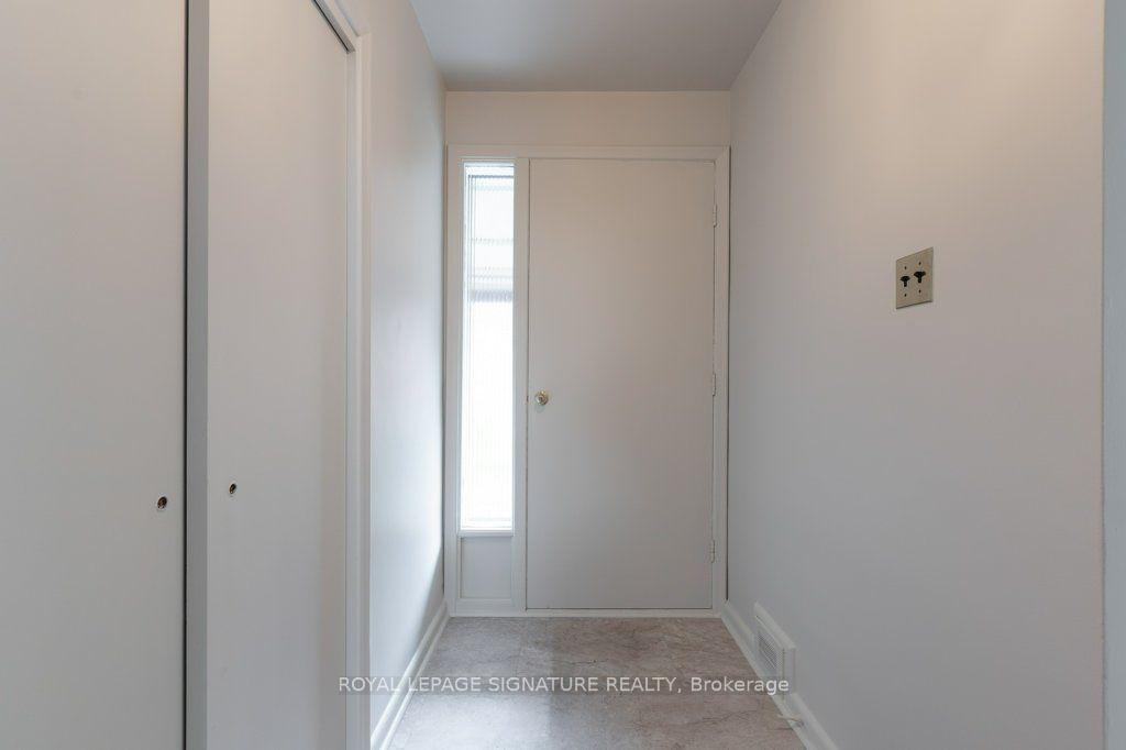 Photo 2 of 17 Risdon Court, Etobicoke, Eringate-Centennial-West Deane — HOMEH
