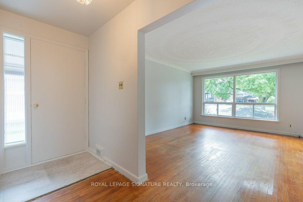 Photo 3 of 17 Risdon Court, Etobicoke, Eringate-Centennial-West Deane — HOMEH