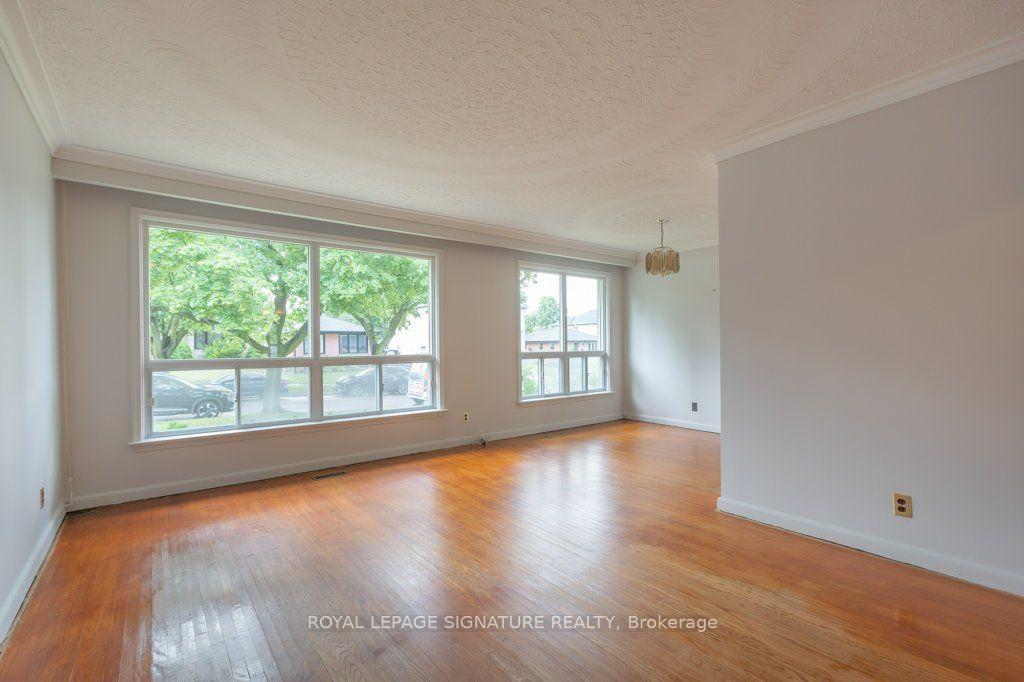 Photo 5 of 17 Risdon Court, Etobicoke, Eringate-Centennial-West Deane — HOMEH