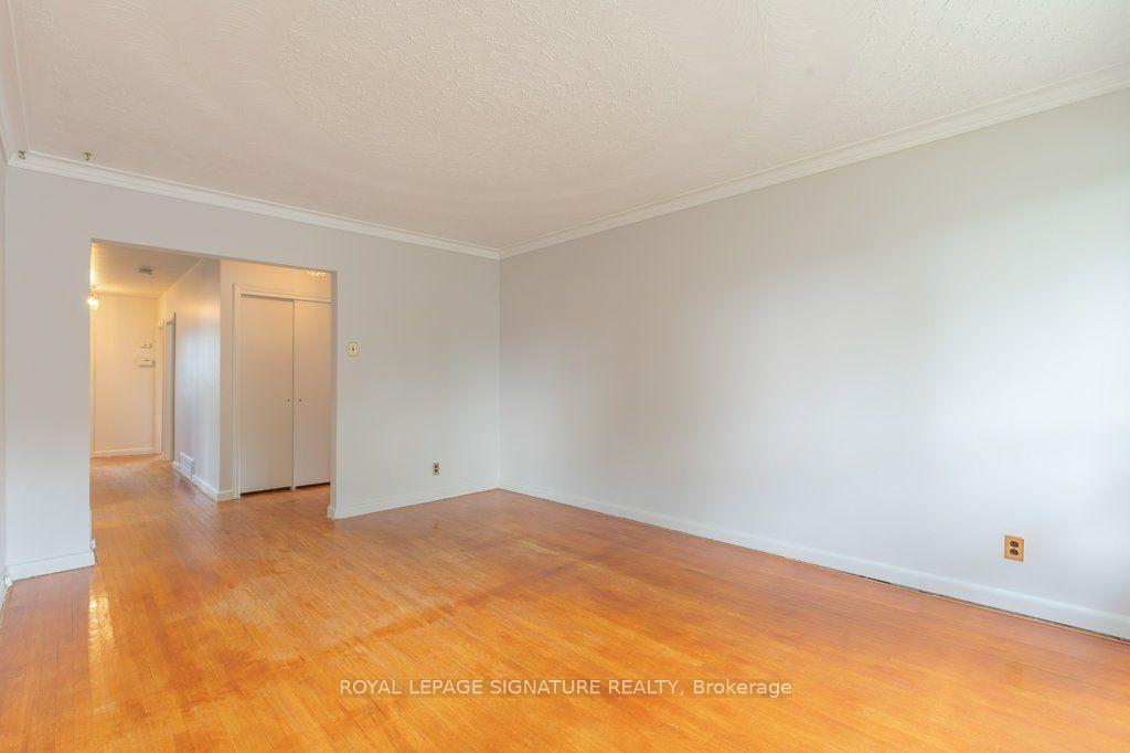 Photo 8 of 17 Risdon Court, Etobicoke, Eringate-Centennial-West Deane — HOMEH