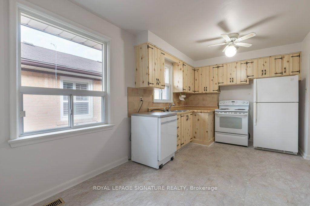 Photo 10 of 17 Risdon Court, Etobicoke, Eringate-Centennial-West Deane — HOMEH