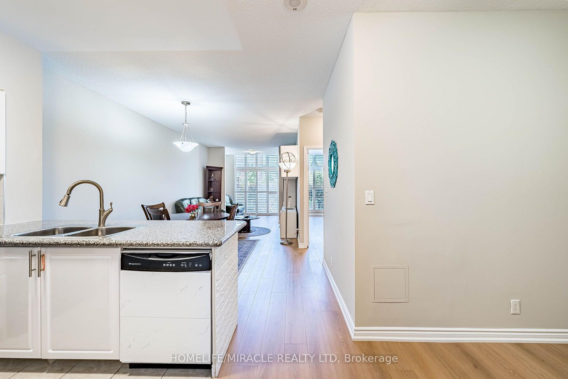 Photo 2 of Unit 121, 18 Harding Boulevard, Richmond Hill, Harding — HOMEH