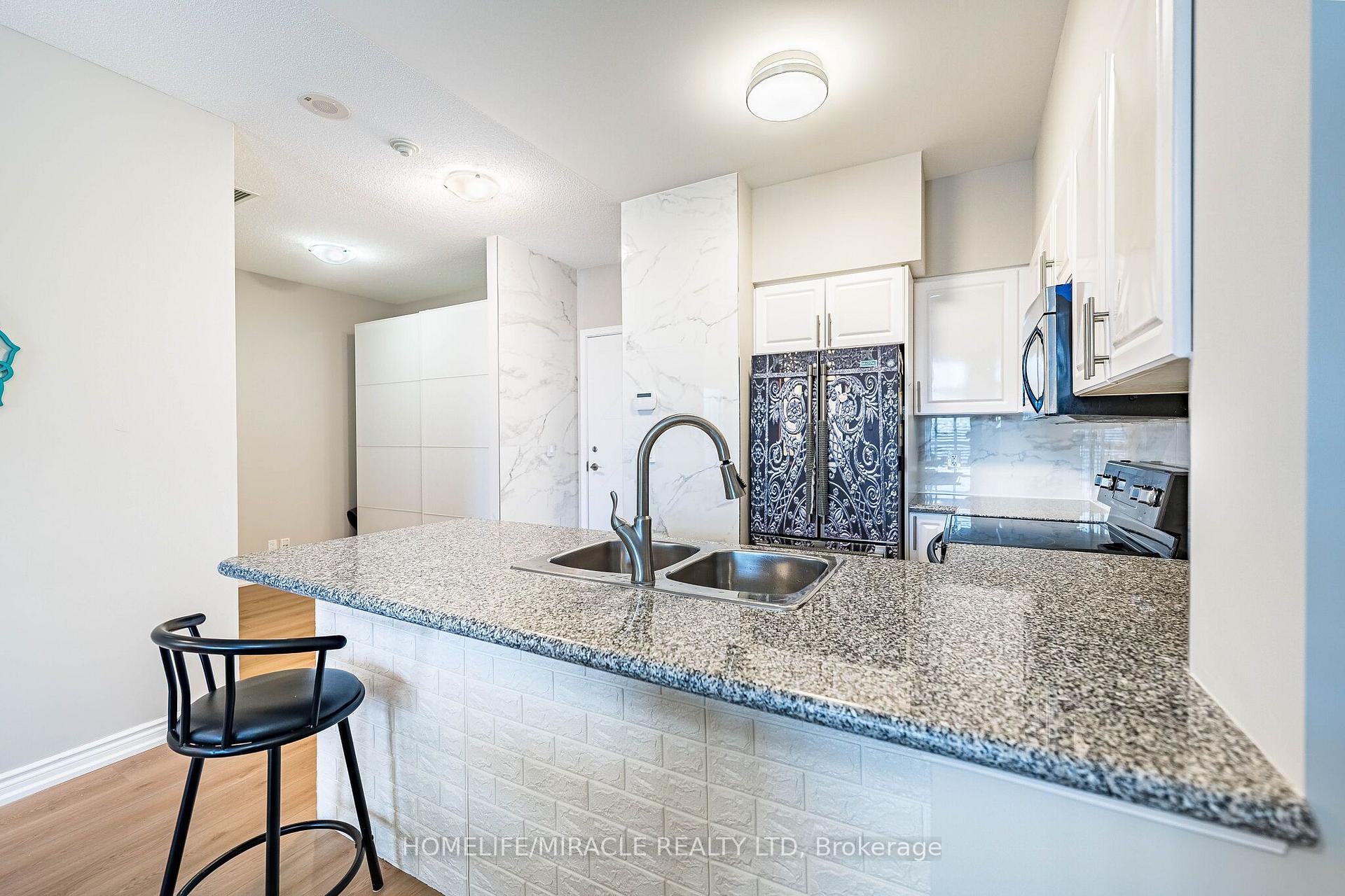 Photo 5 of Unit 121, 18 Harding Boulevard, Richmond Hill, Harding — HOMEH