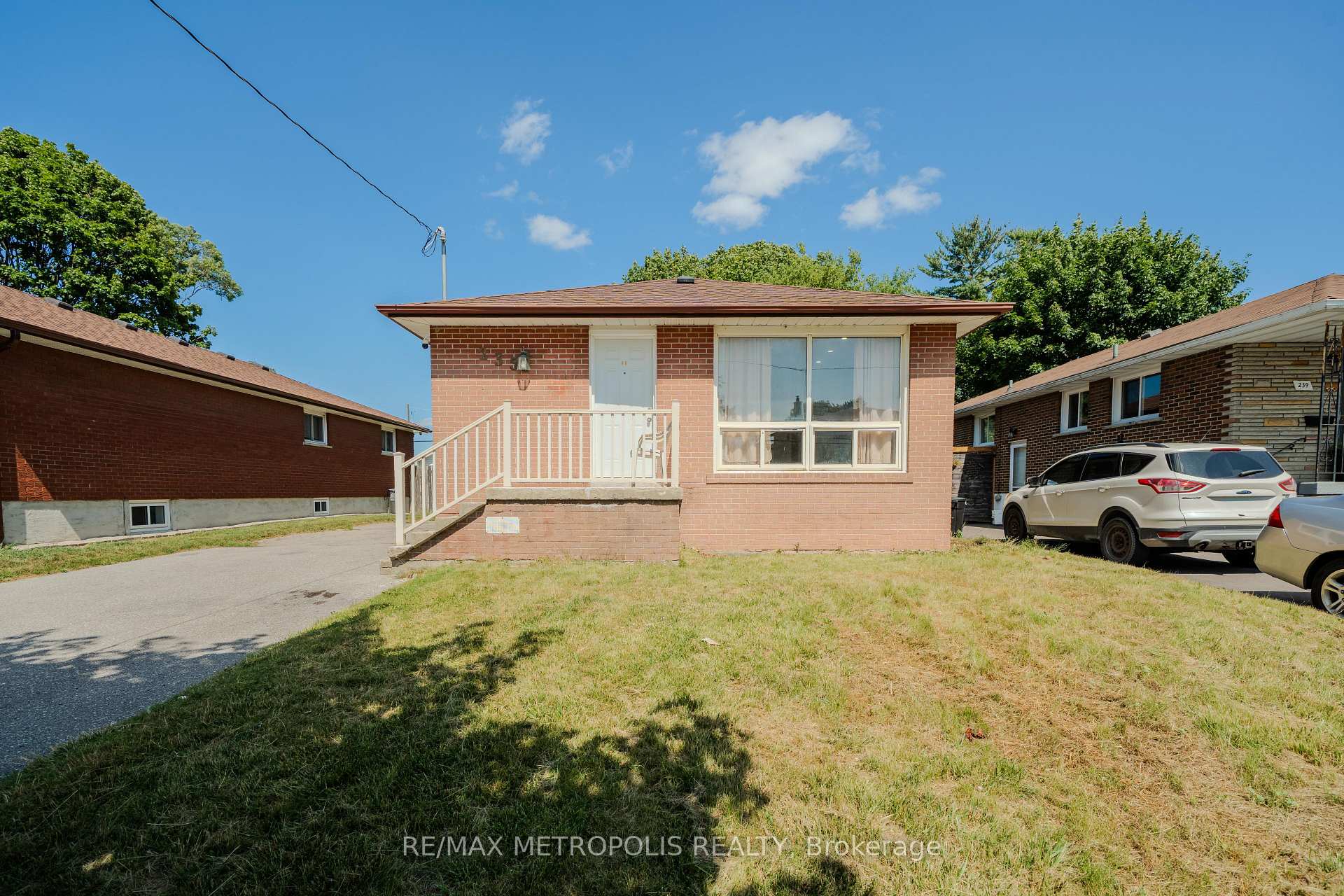 Photo 3 of 235 Waverly Street S, Oshawa, Vanier — HOMEH