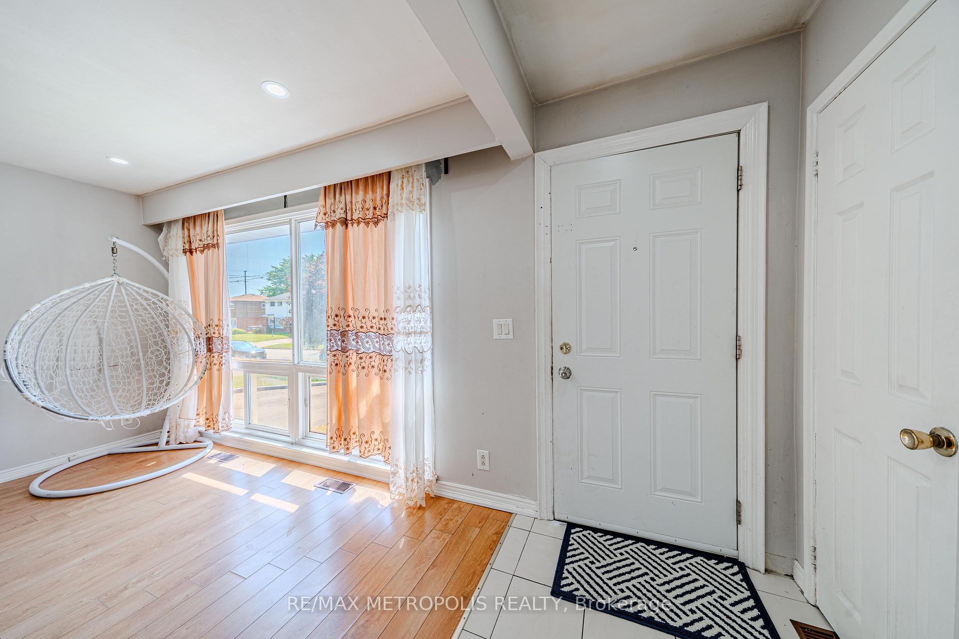 Photo 4 of 235 Waverly Street S, Oshawa, Vanier — HOMEH