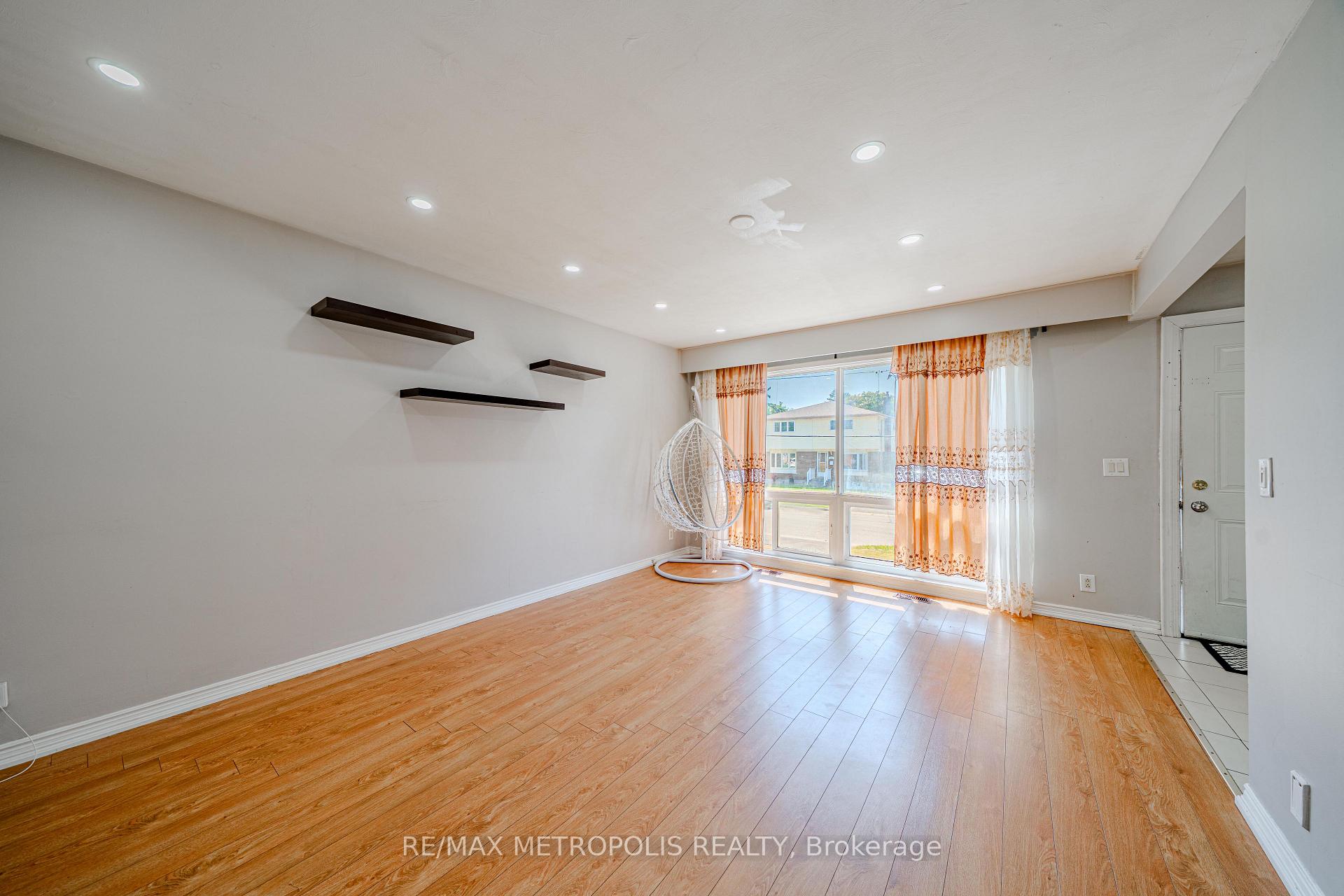 Photo 10 of 235 Waverly Street S, Oshawa, Vanier — HOMEH
