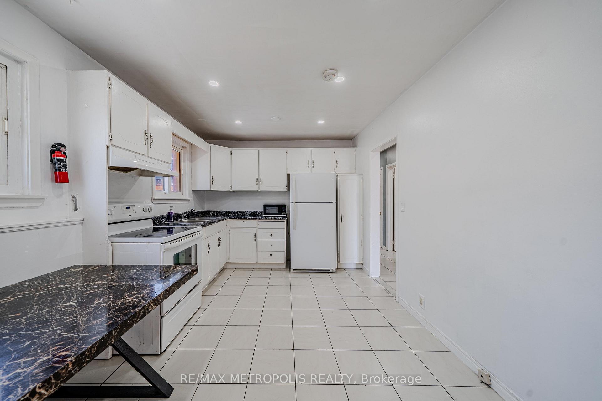 Photo 12 of 235 Waverly Street S, Oshawa, Vanier — HOMEH