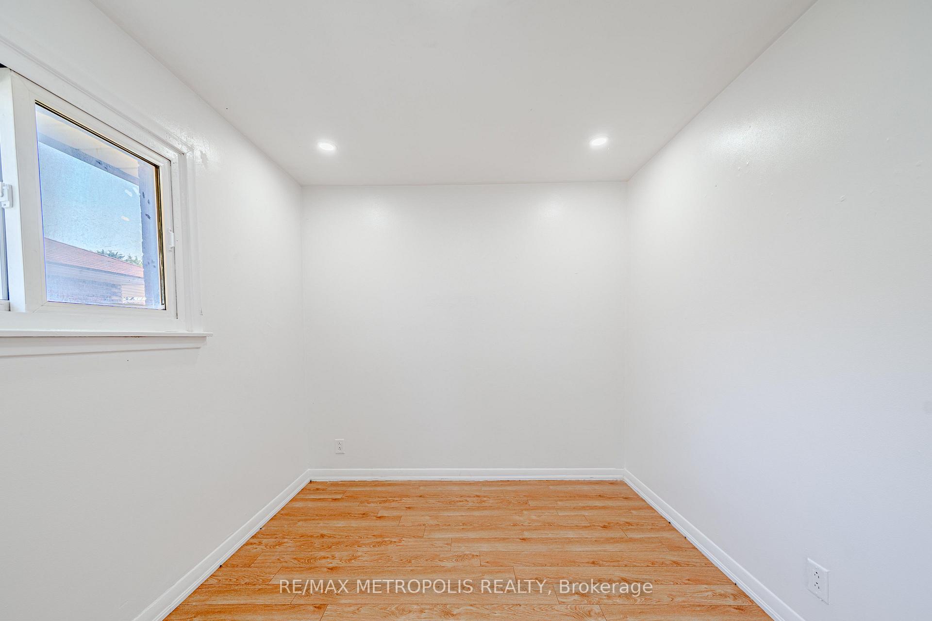 Photo 16 of 235 Waverly Street S, Oshawa, Vanier — HOMEH