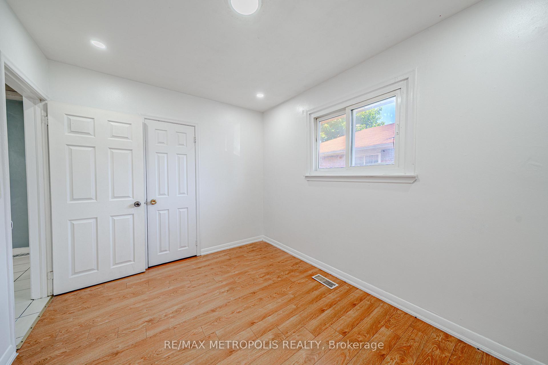 Photo 17 of 235 Waverly Street S, Oshawa, Vanier — HOMEH