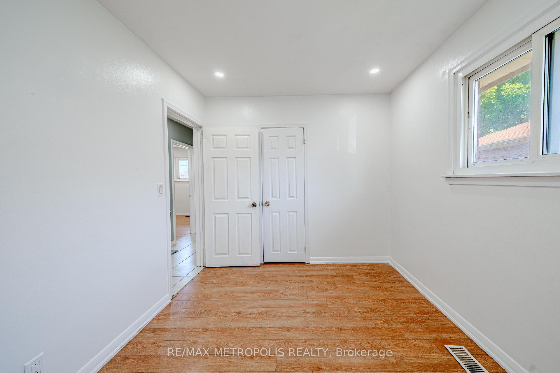 Photo 18 of 235 Waverly Street S, Oshawa, Vanier — HOMEH