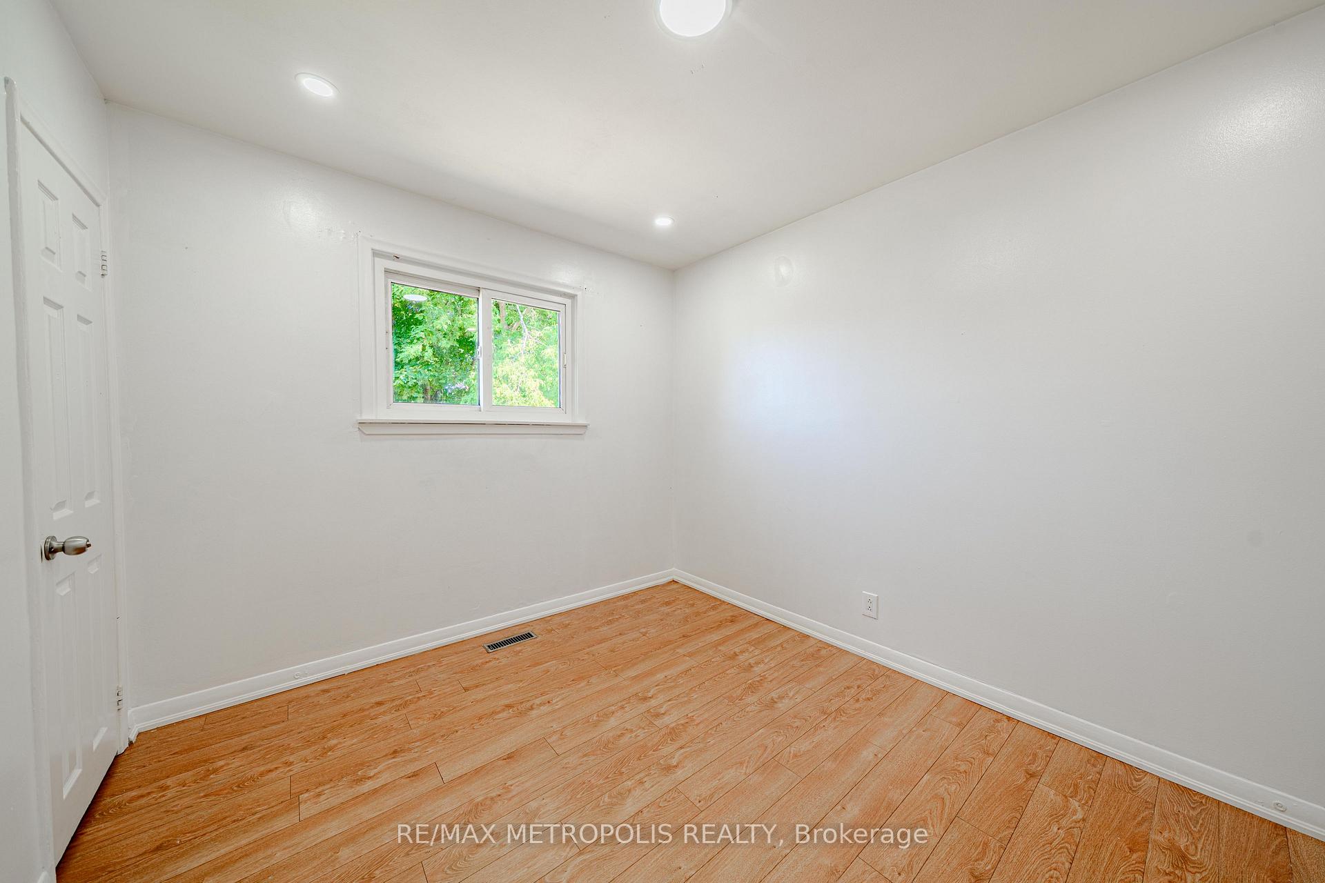 Photo 19 of 235 Waverly Street S, Oshawa, Vanier — HOMEH