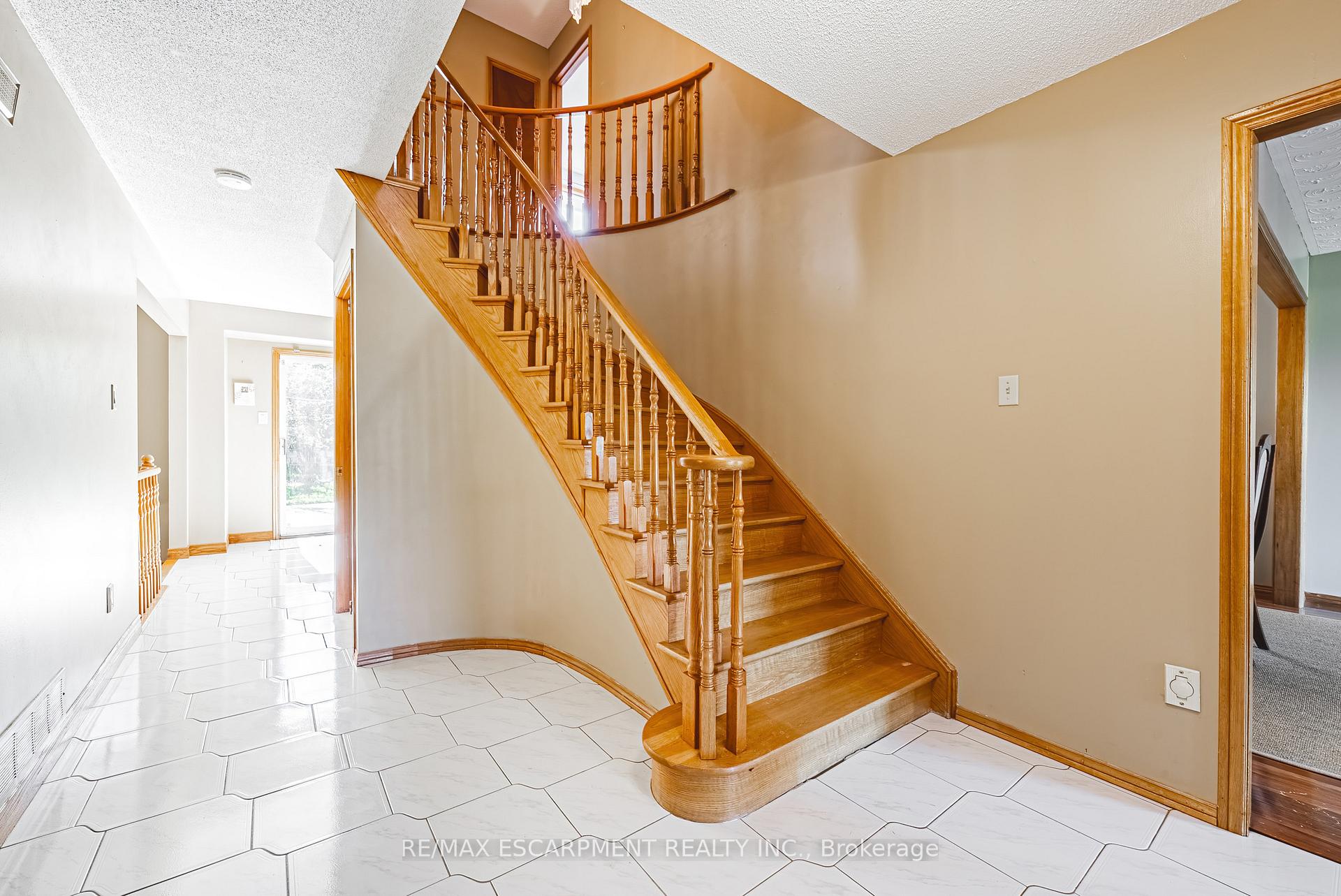 Photo 3 of 19 Glenhaven Court, Hamilton, Gilkson — HOMEH