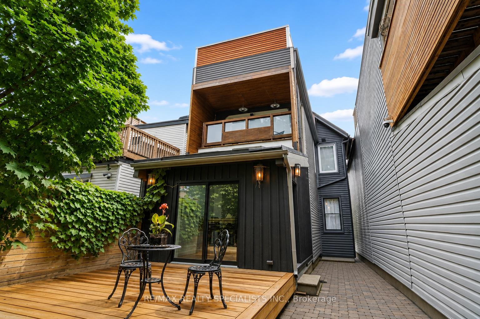 Front of 418 Ossington Avenue