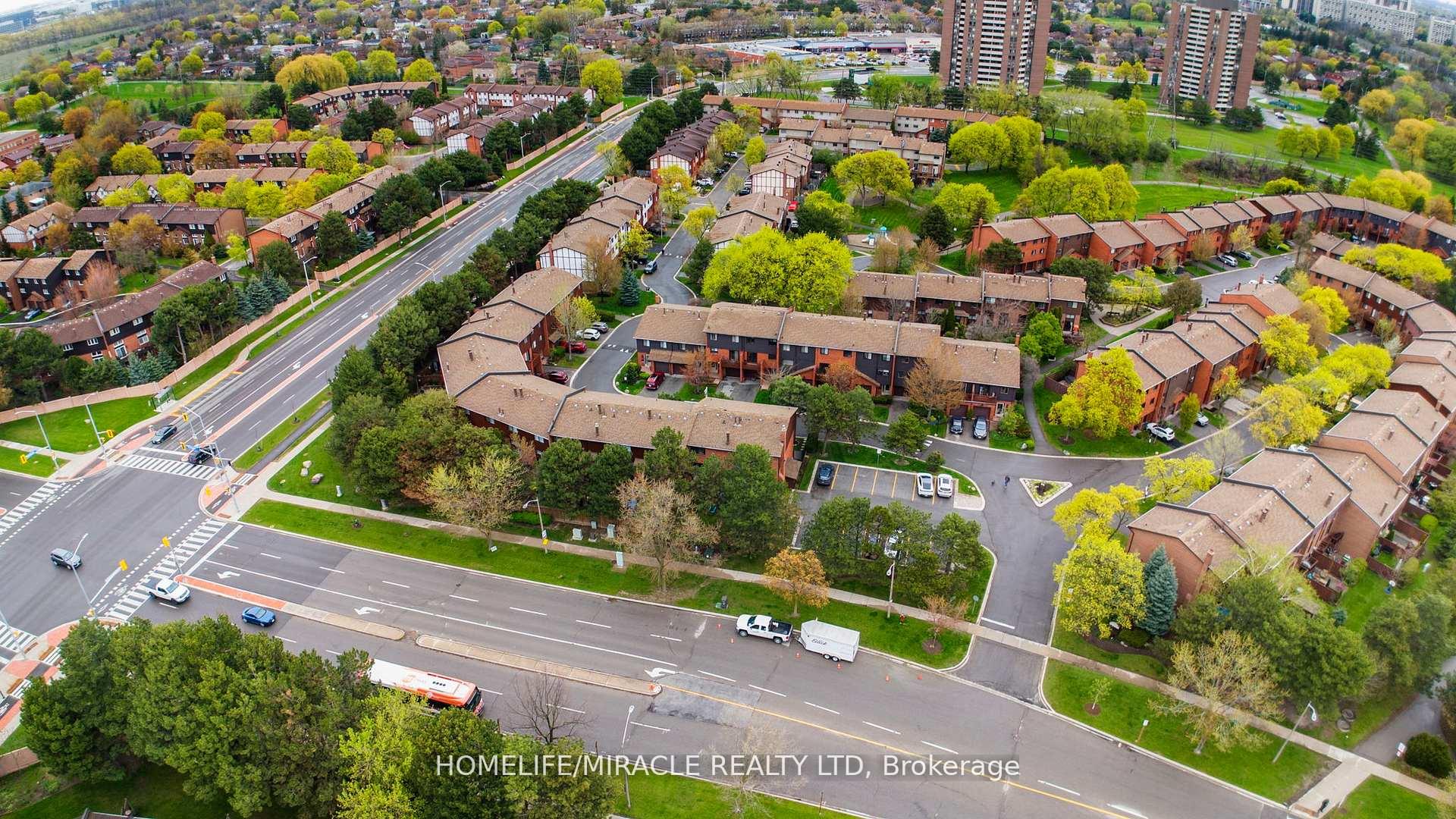 Photo 2 of Unit 32, 4165 Fieldgate Drive, Mississauga, Rathwood — HOMEH