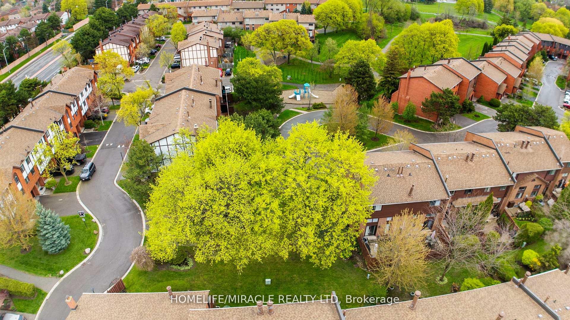 Photo 3 of Unit 32, 4165 Fieldgate Drive, Mississauga, Rathwood — HOMEH