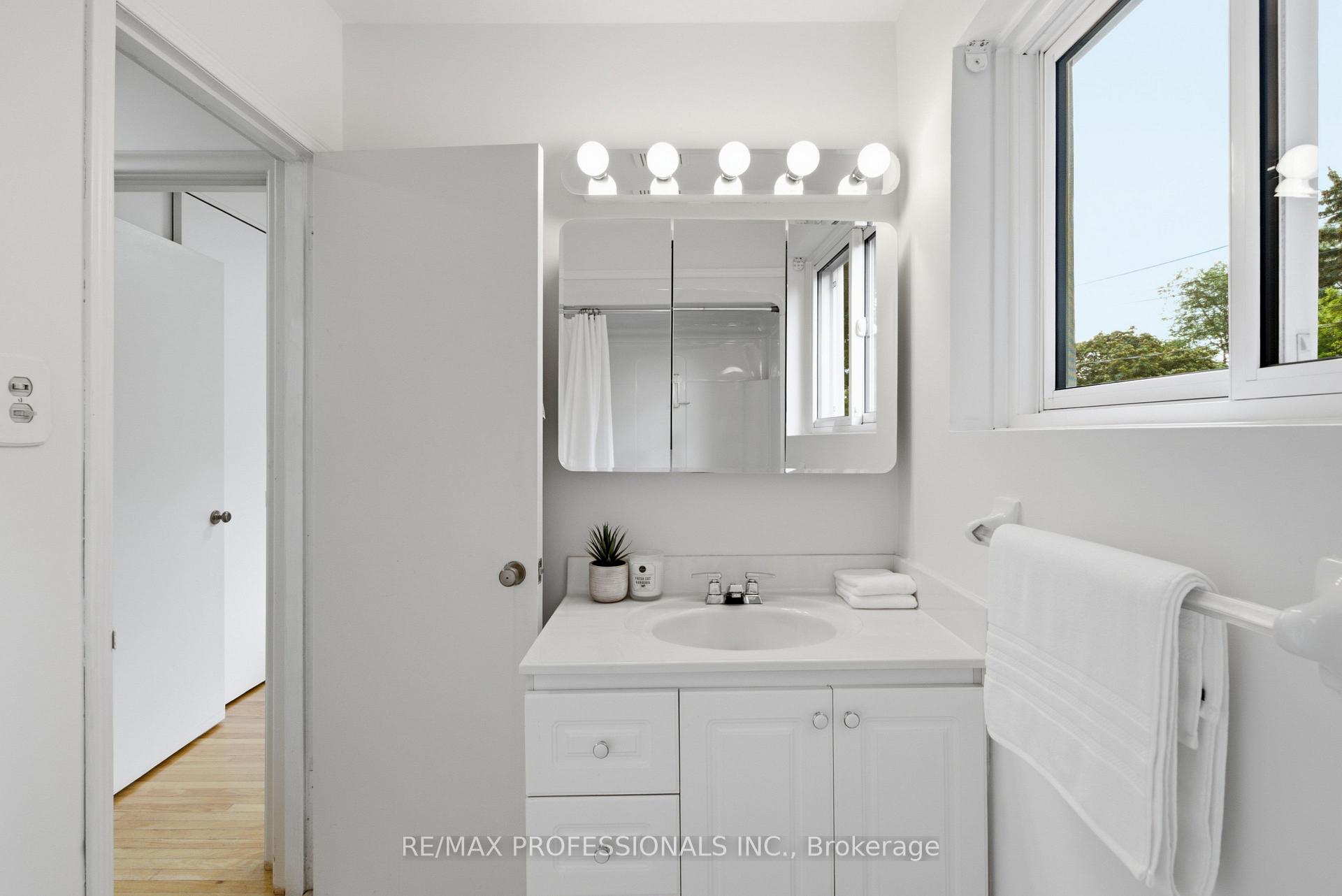 Photo 25 of 89 Glen Agar Drive, Etobicoke, Princess-Rosethorn — HOMEH