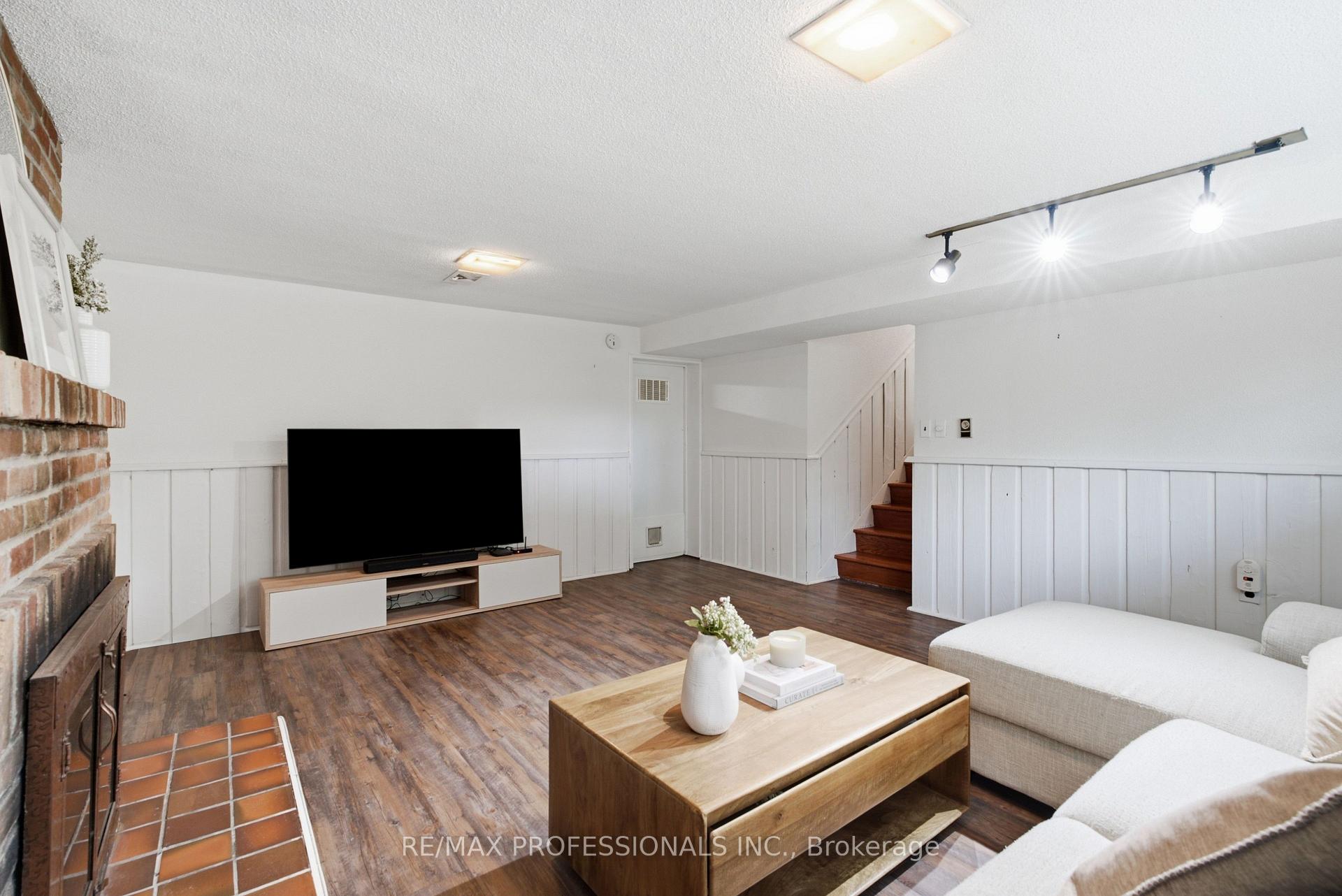 Photo 33 of 89 Glen Agar Drive, Etobicoke, Princess-Rosethorn — HOMEH