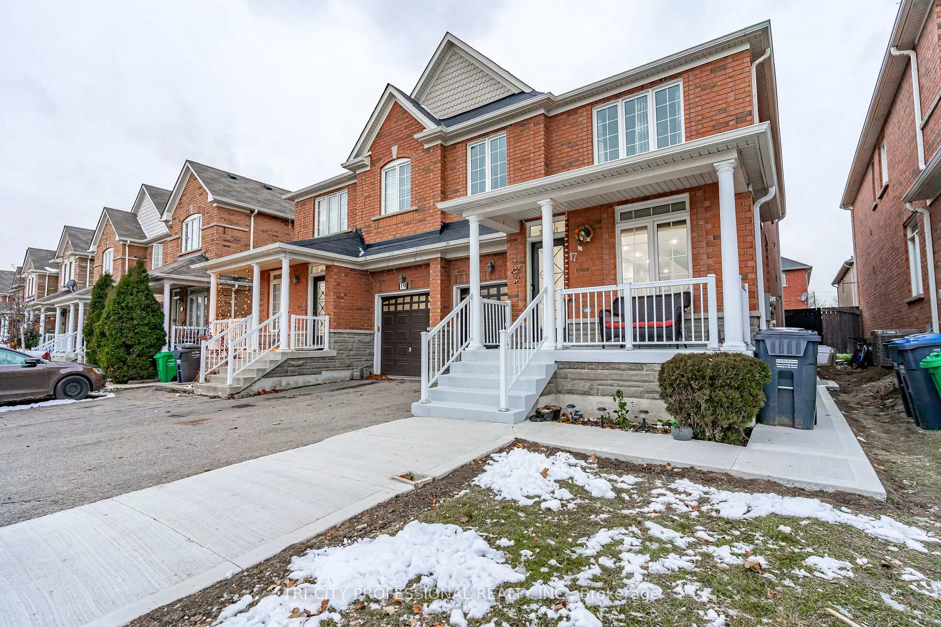 Photo 3 of 17 Sleightholme Crescent, Brampton, Bram East — HOMEH