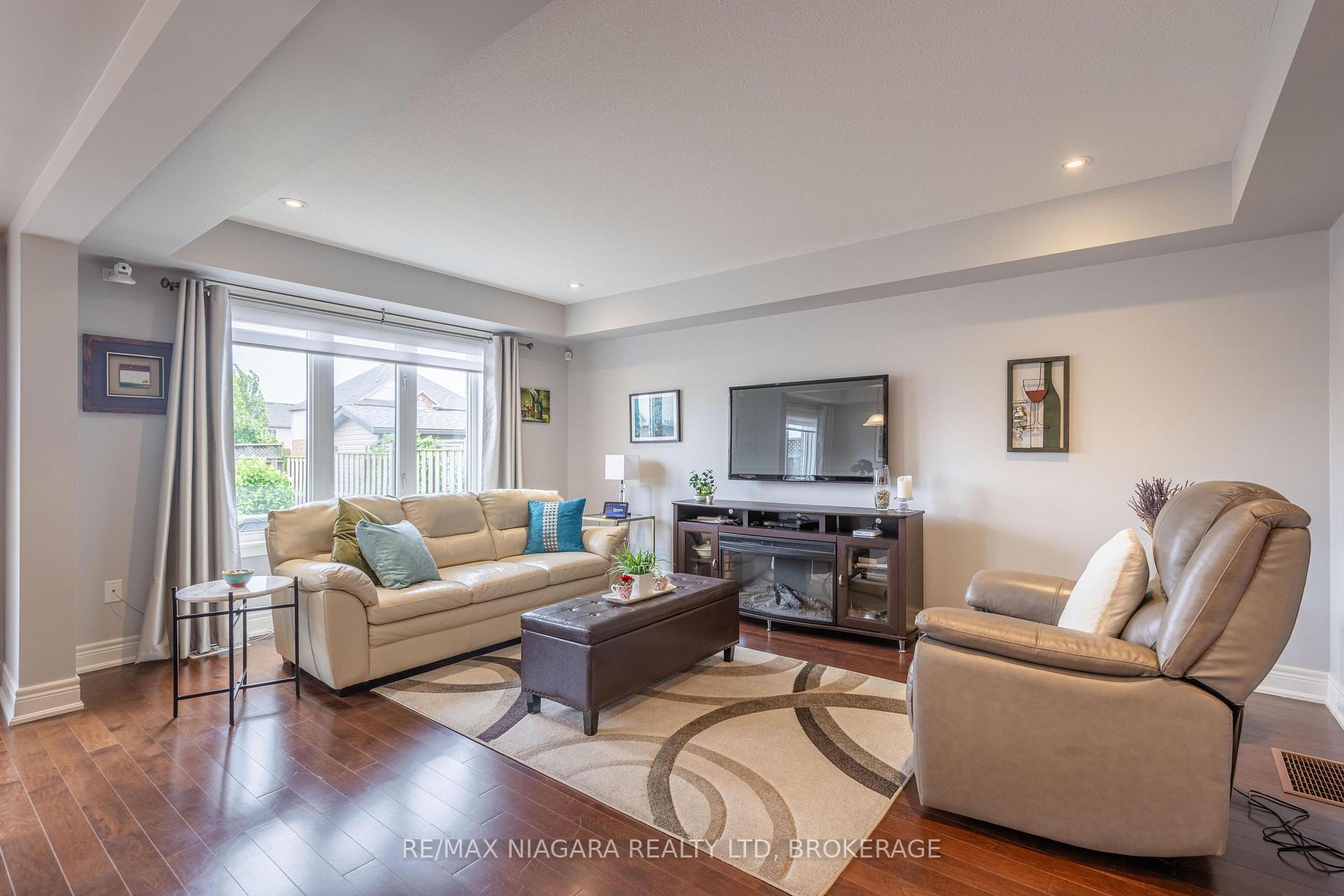 Photo 4 of 8844 Silverstar Court, Niagara Falls, Forestview — HOMEH