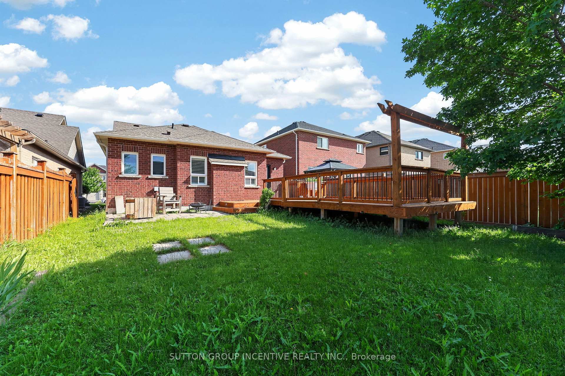 Photo 5 of 116 Sun King Crescent, Barrie, Innis-Shore — HOMEH