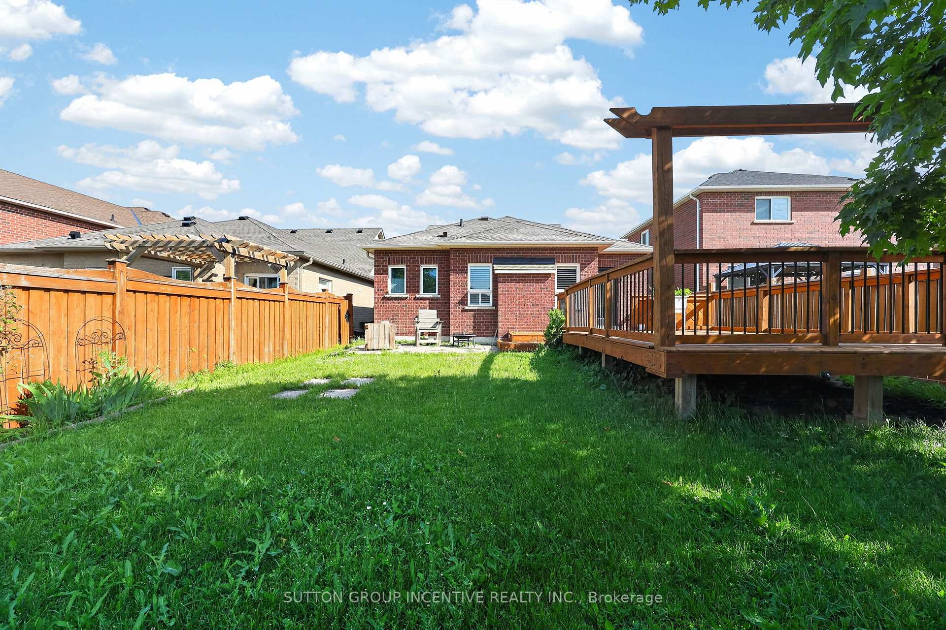 Photo 6 of 116 Sun King Crescent, Barrie, Innis-Shore — HOMEH