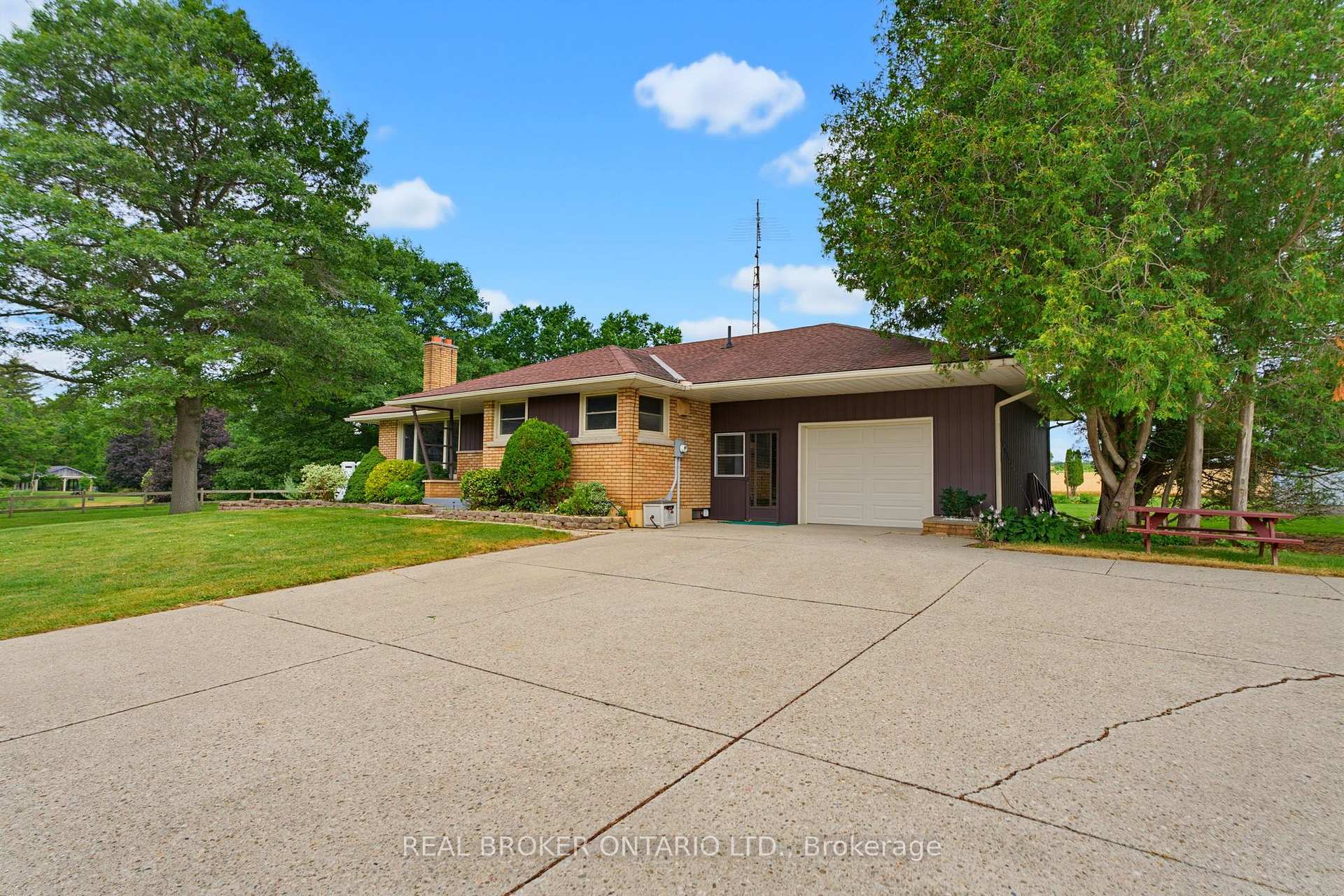 Photo 4 of 347 Blue Lake Road, Brant, South Dumfries — HOMEH