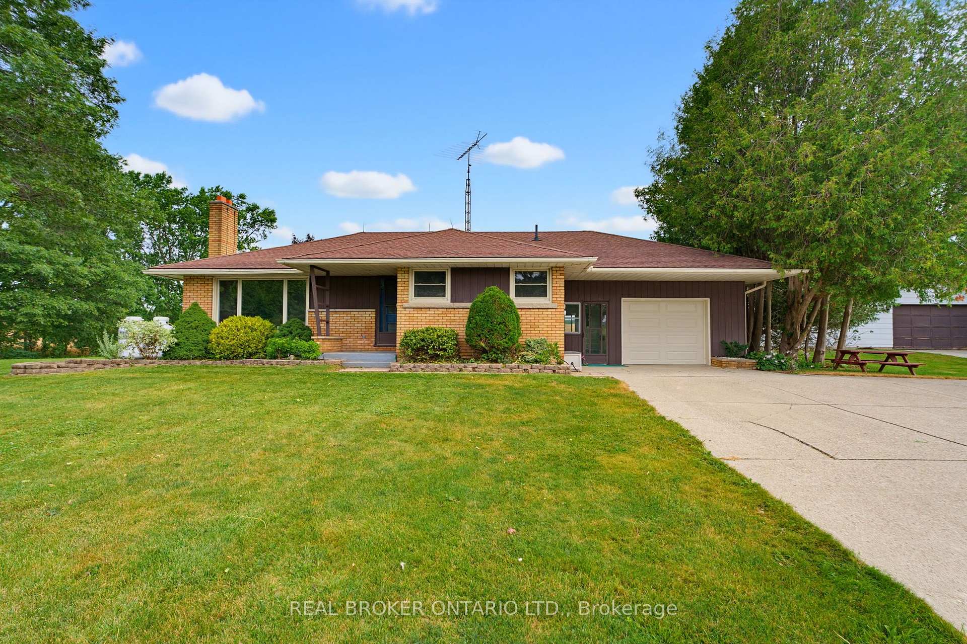 Photo 5 of 347 Blue Lake Road, Brant, South Dumfries — HOMEH