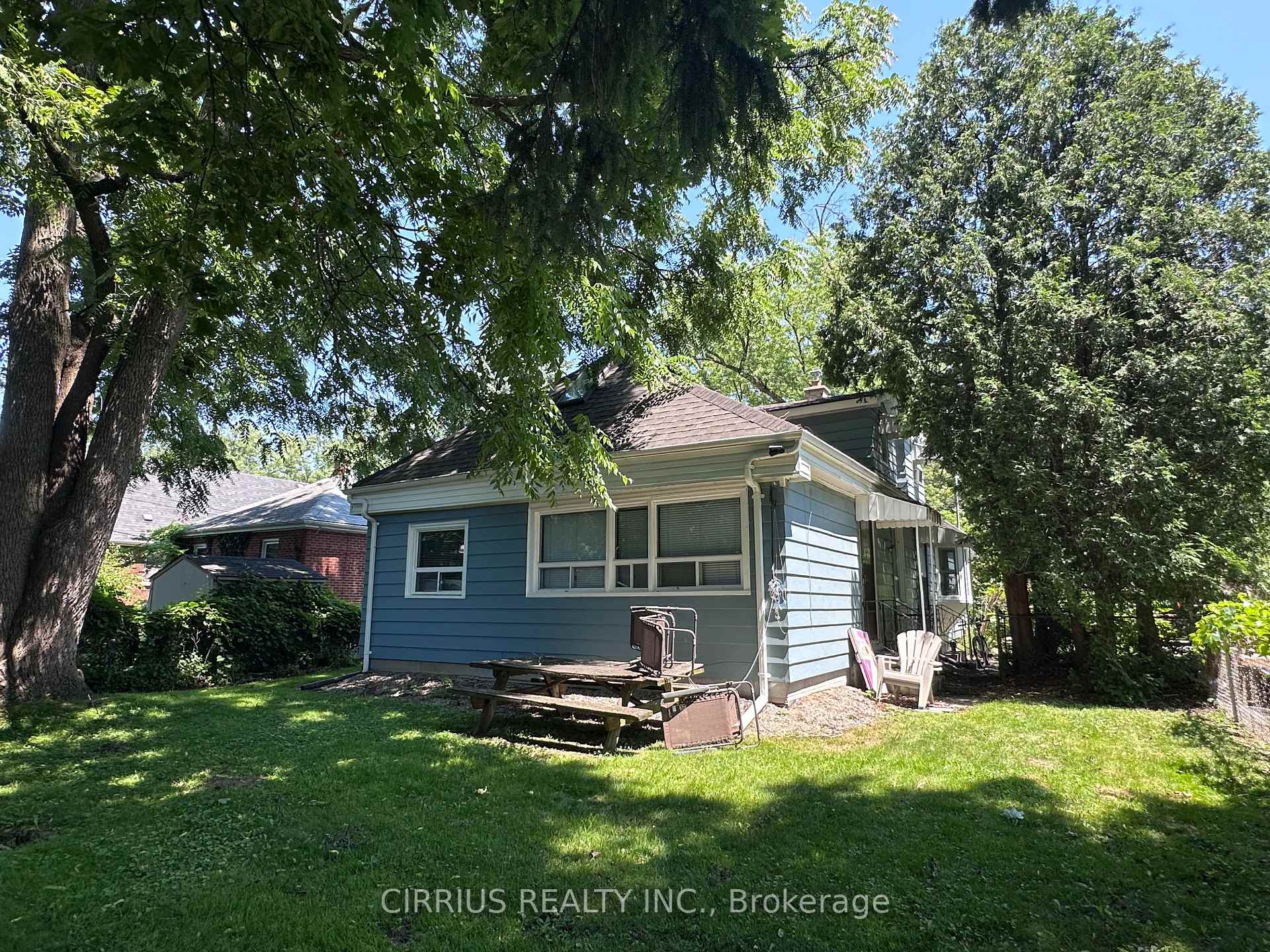 Photo 2 of 9 Norfolk Street N, Hamilton, Ainslie Wood — HOMEH