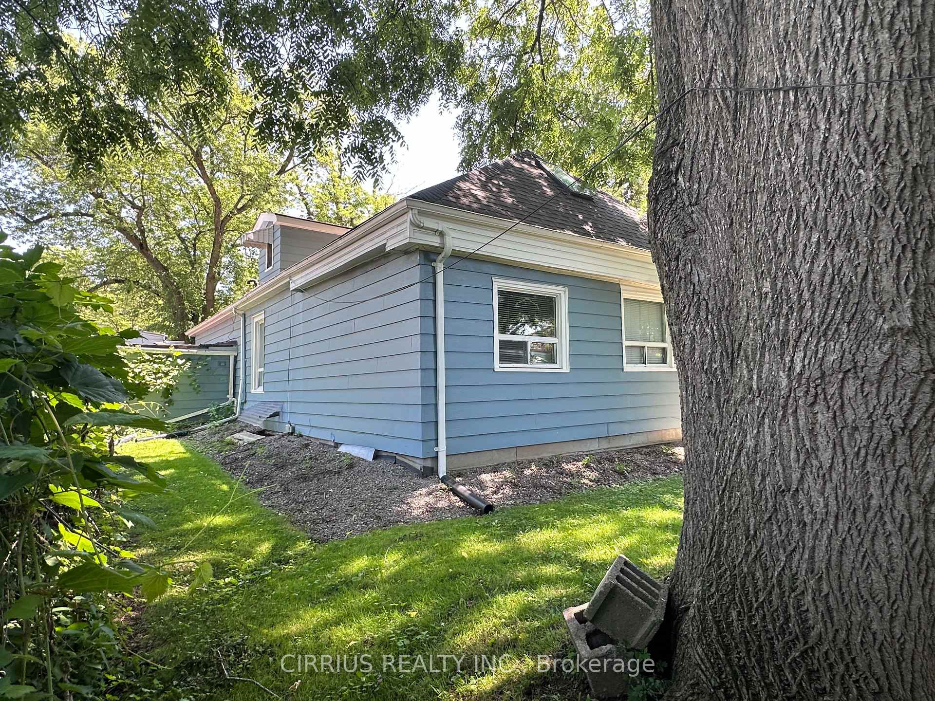 Photo 3 of 9 Norfolk Street N, Hamilton, Ainslie Wood — HOMEH