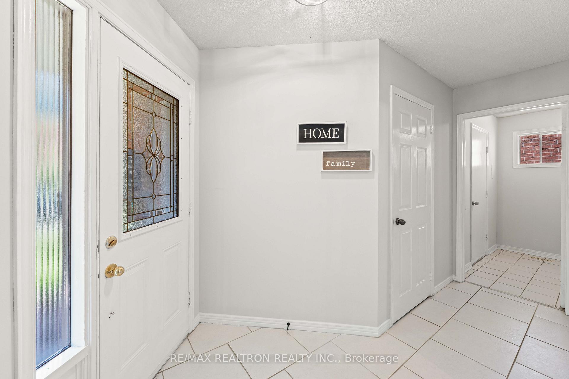 Photo 3 of 143 Spring Gate Boulevard, Vaughan, Crestwood-Springfarm-Yorkhill — HOMEH