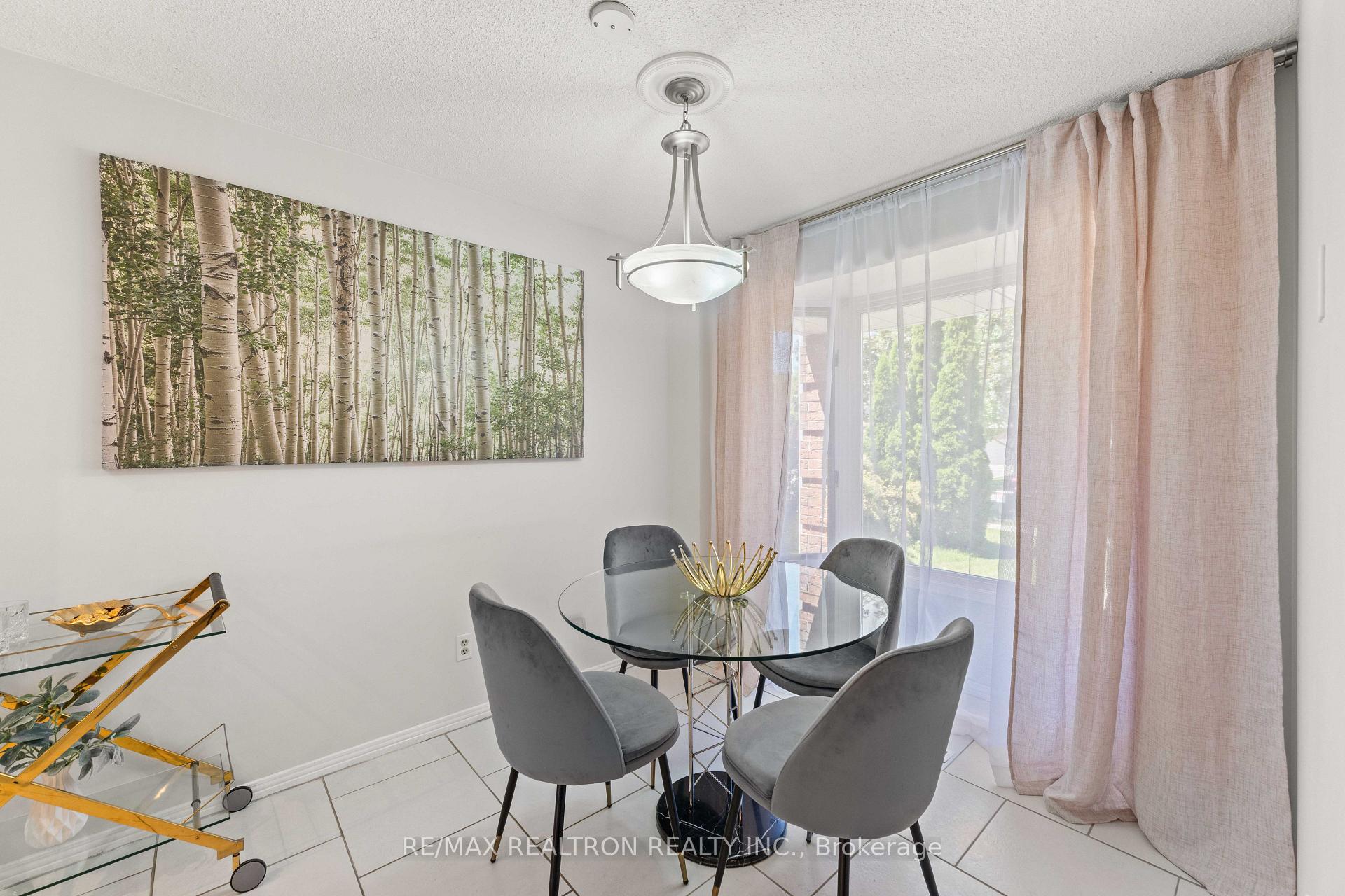Photo 6 of 143 Spring Gate Boulevard, Vaughan, Crestwood-Springfarm-Yorkhill — HOMEH