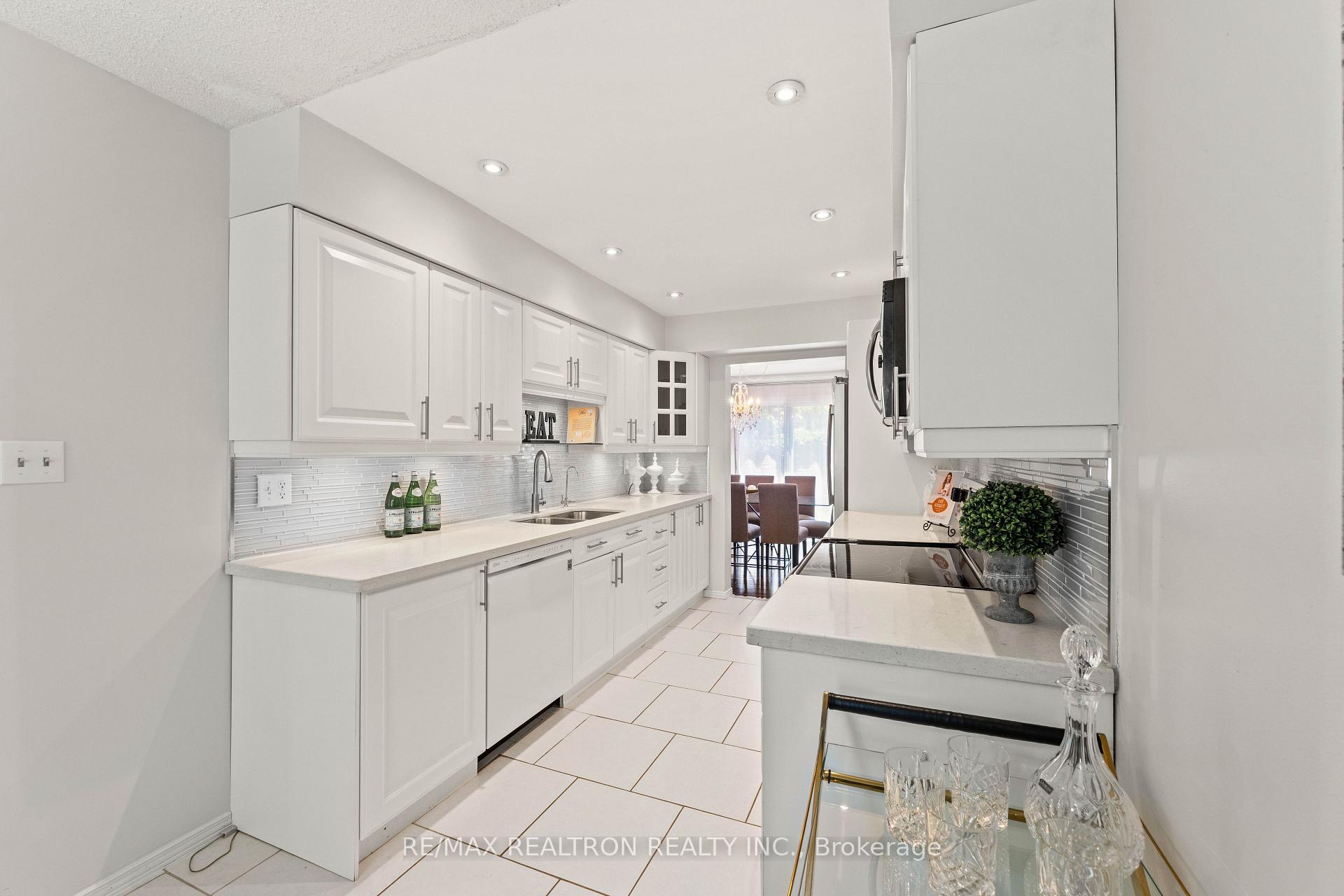 Photo 8 of 143 Spring Gate Boulevard, Vaughan, Crestwood-Springfarm-Yorkhill — HOMEH