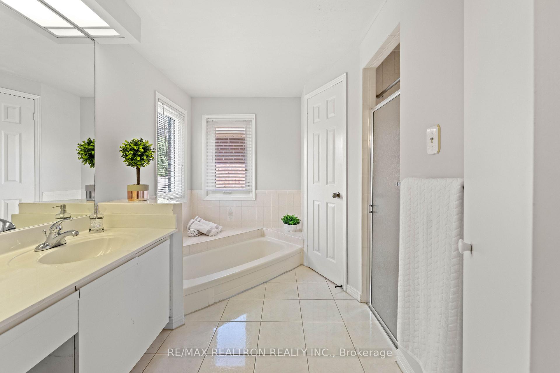 Photo 31 of 143 Spring Gate Boulevard, Vaughan, Crestwood-Springfarm-Yorkhill — HOMEH
