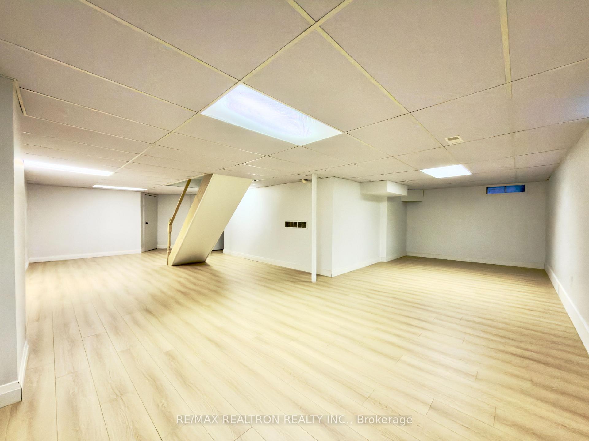 Photo 41 of 143 Spring Gate Boulevard, Vaughan, Crestwood-Springfarm-Yorkhill — HOMEH