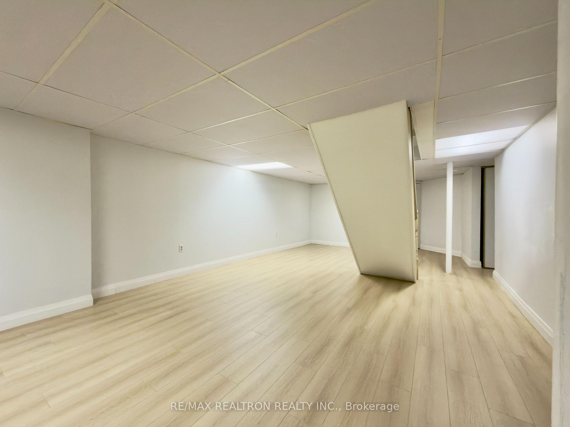 Photo 44 of 143 Spring Gate Boulevard, Vaughan, Crestwood-Springfarm-Yorkhill — HOMEH