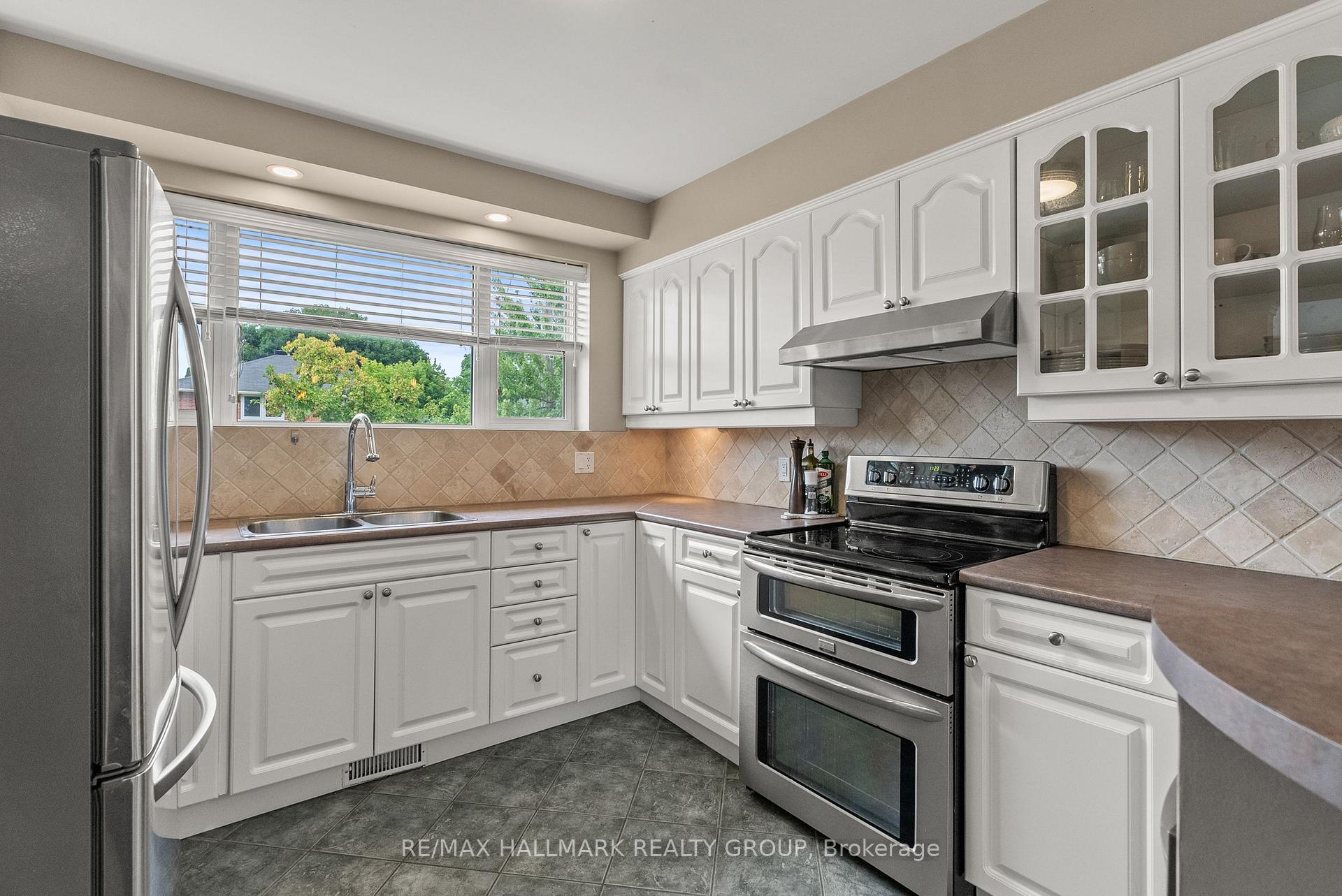 Photo 5 of 701 Cole Avenue, Ottawa, Laurentianview — HOMEH