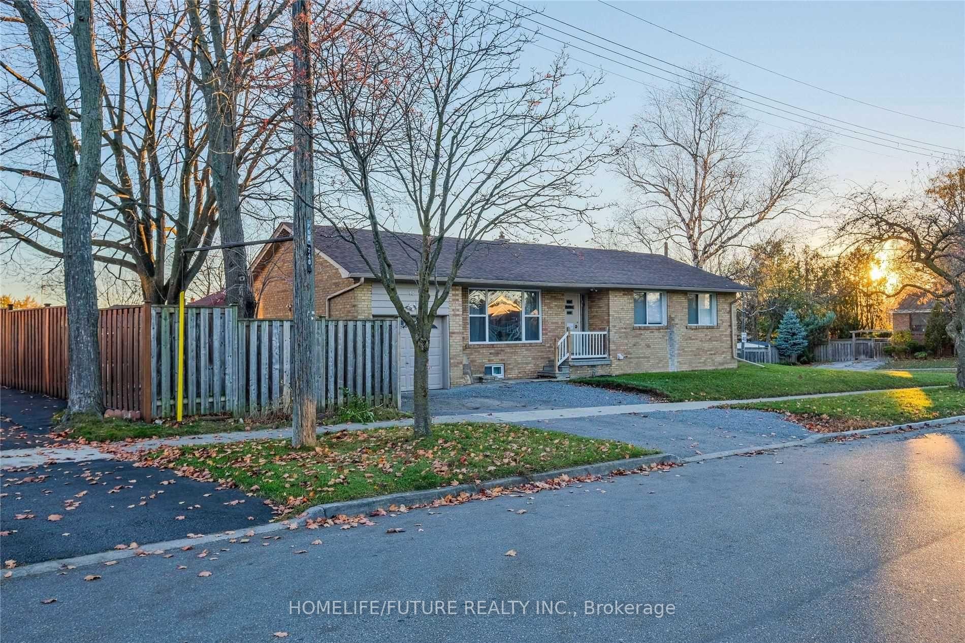 Photo 2 of 50 Benlight Crescent, Scarborough, Woburn — HOMEH