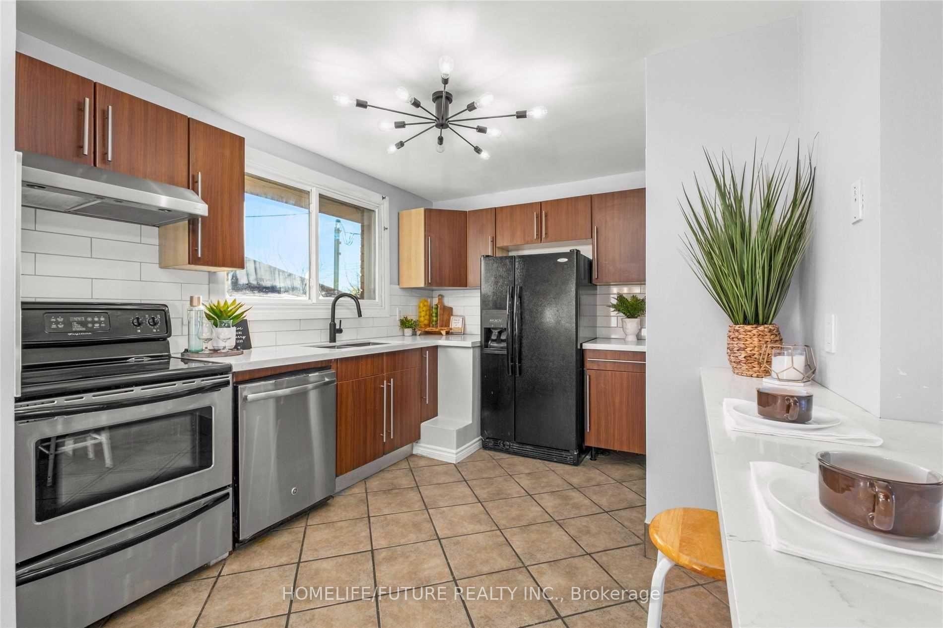 Photo 12 of 50 Benlight Crescent, Scarborough, Woburn — HOMEH
