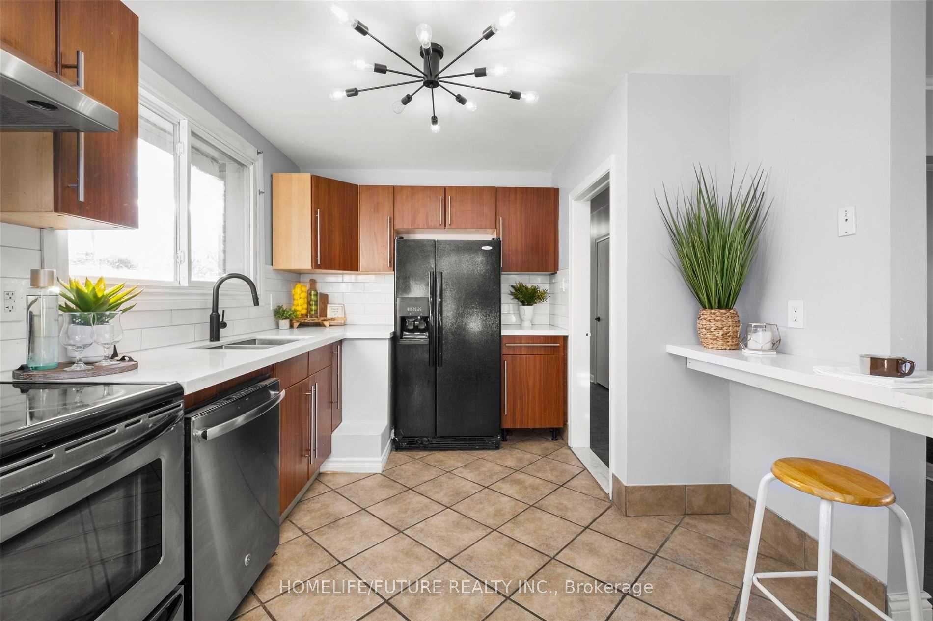 Photo 13 of 50 Benlight Crescent, Scarborough, Woburn — HOMEH