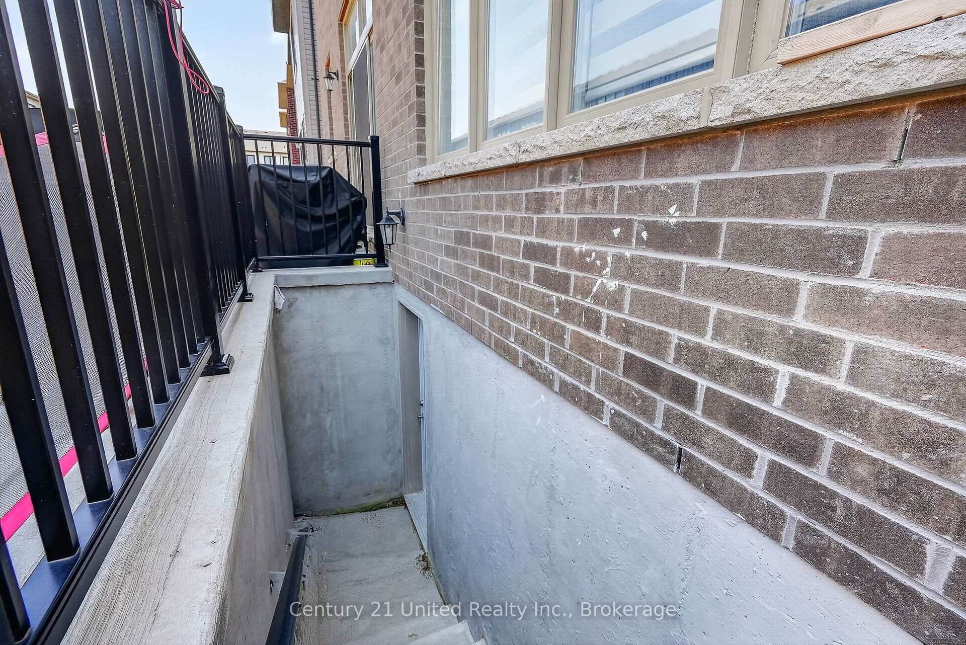 Photo 7 of Unit 2 (lower level), 1040 Unit A Suddard Avenue, Oshawa, Kedron — HOMEH
