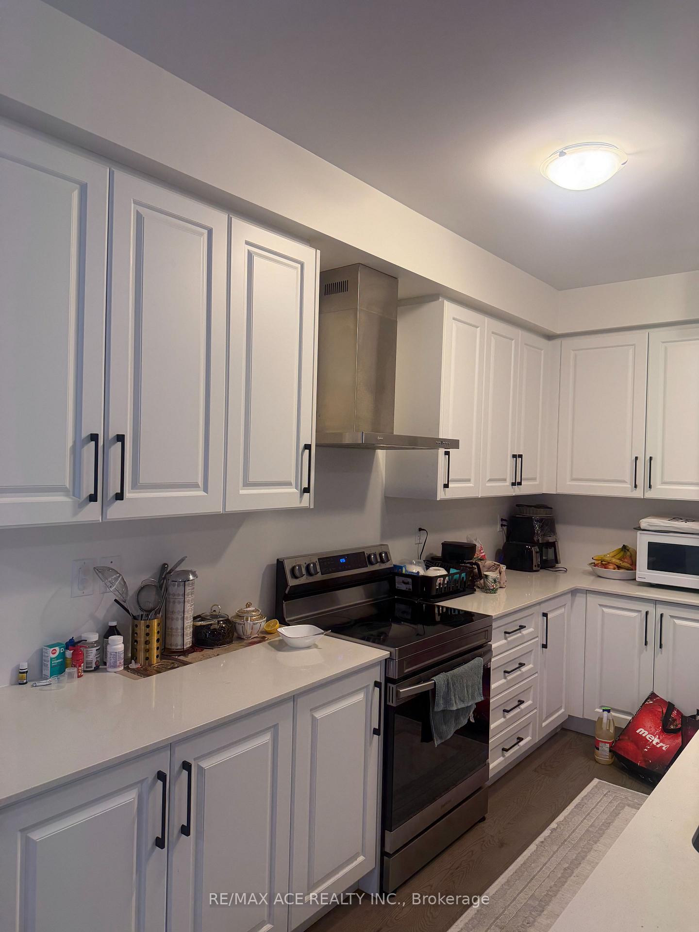 Photo 2 of 94 Phoenix Boulevard, Barrie, Rural Barrie Southeast — HOMEH