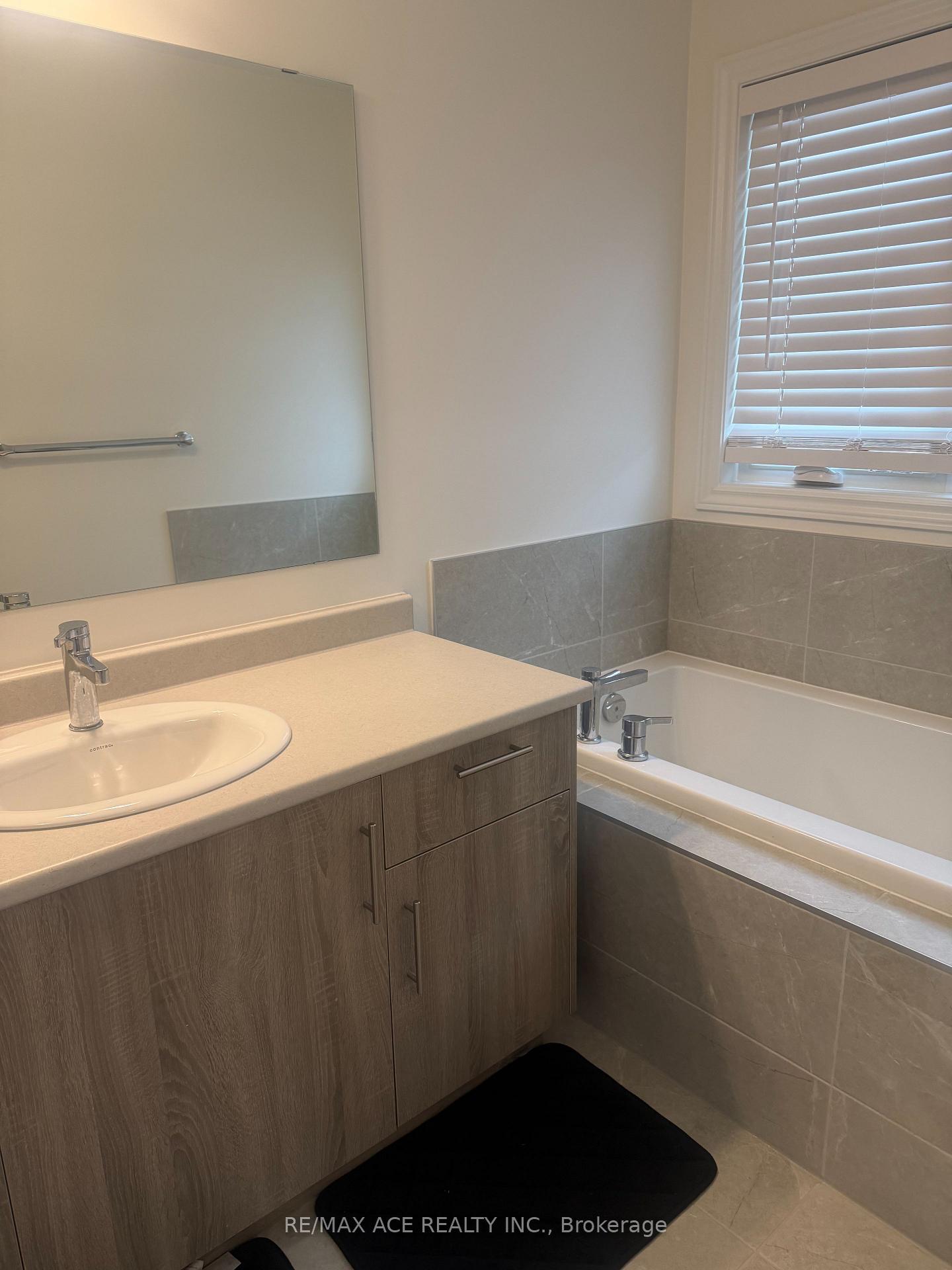 Photo 4 of 94 Phoenix Boulevard, Barrie, Rural Barrie Southeast — HOMEH