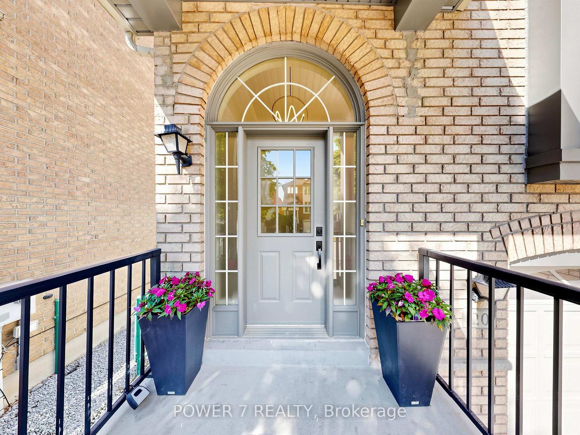 Photo 4 of 20 Mccaul Street, Markham, Berczy — HOMEH