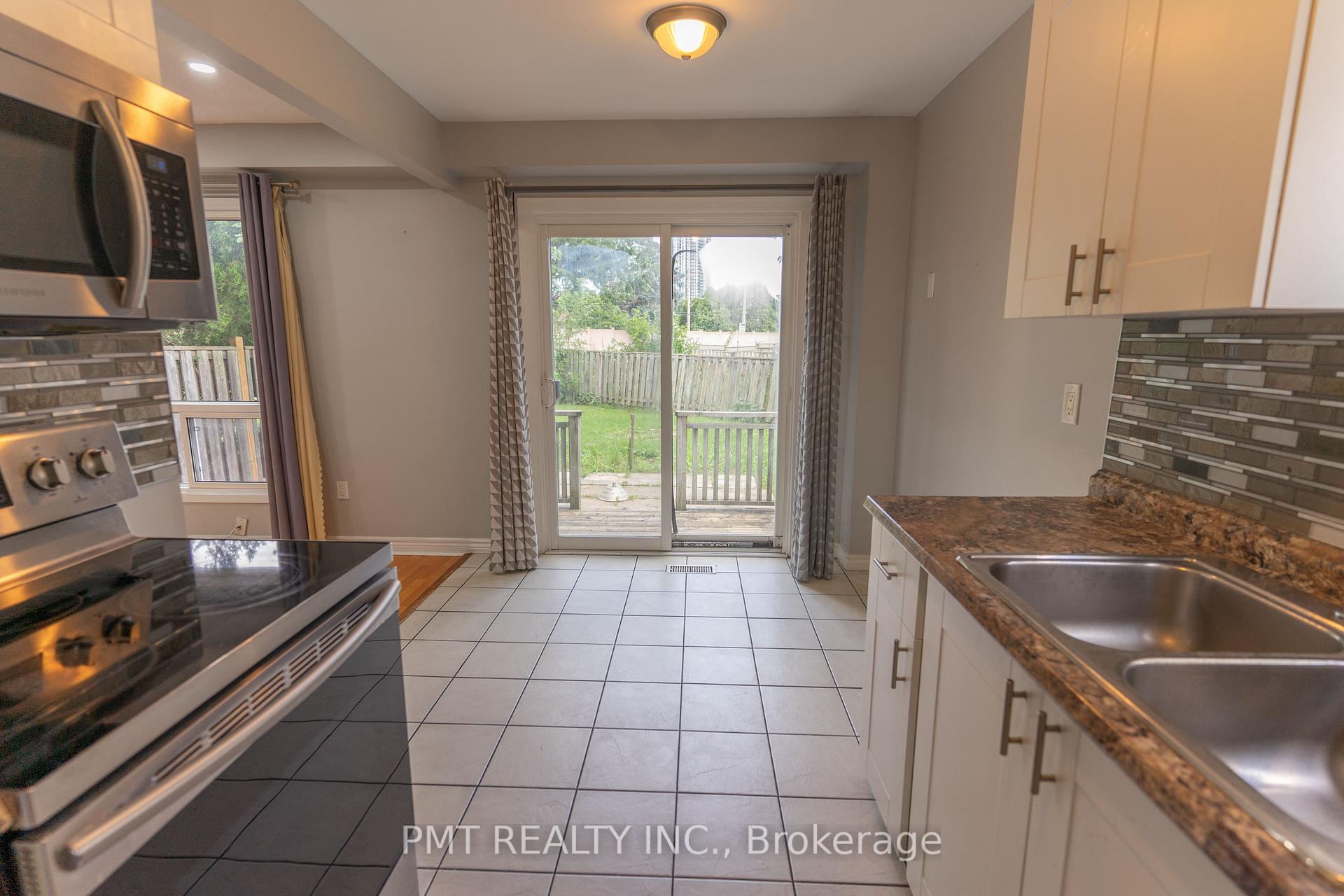 Photo 4 of 694 Carrying Place, Mississauga, Creditview — HOMEH